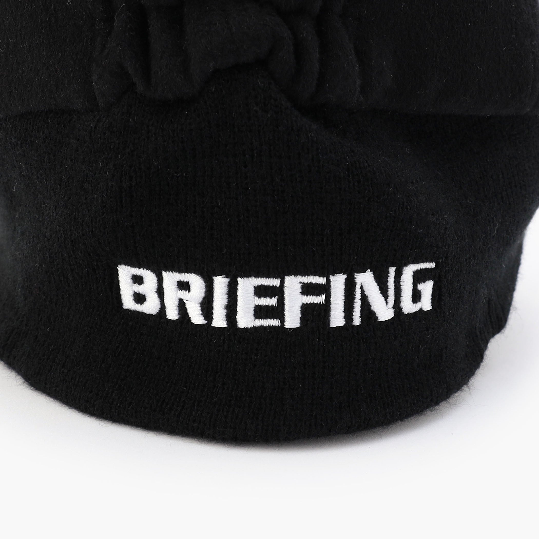 フロントとバックにはBRIEFINGロゴは刺繡の凹凸で表現しました。