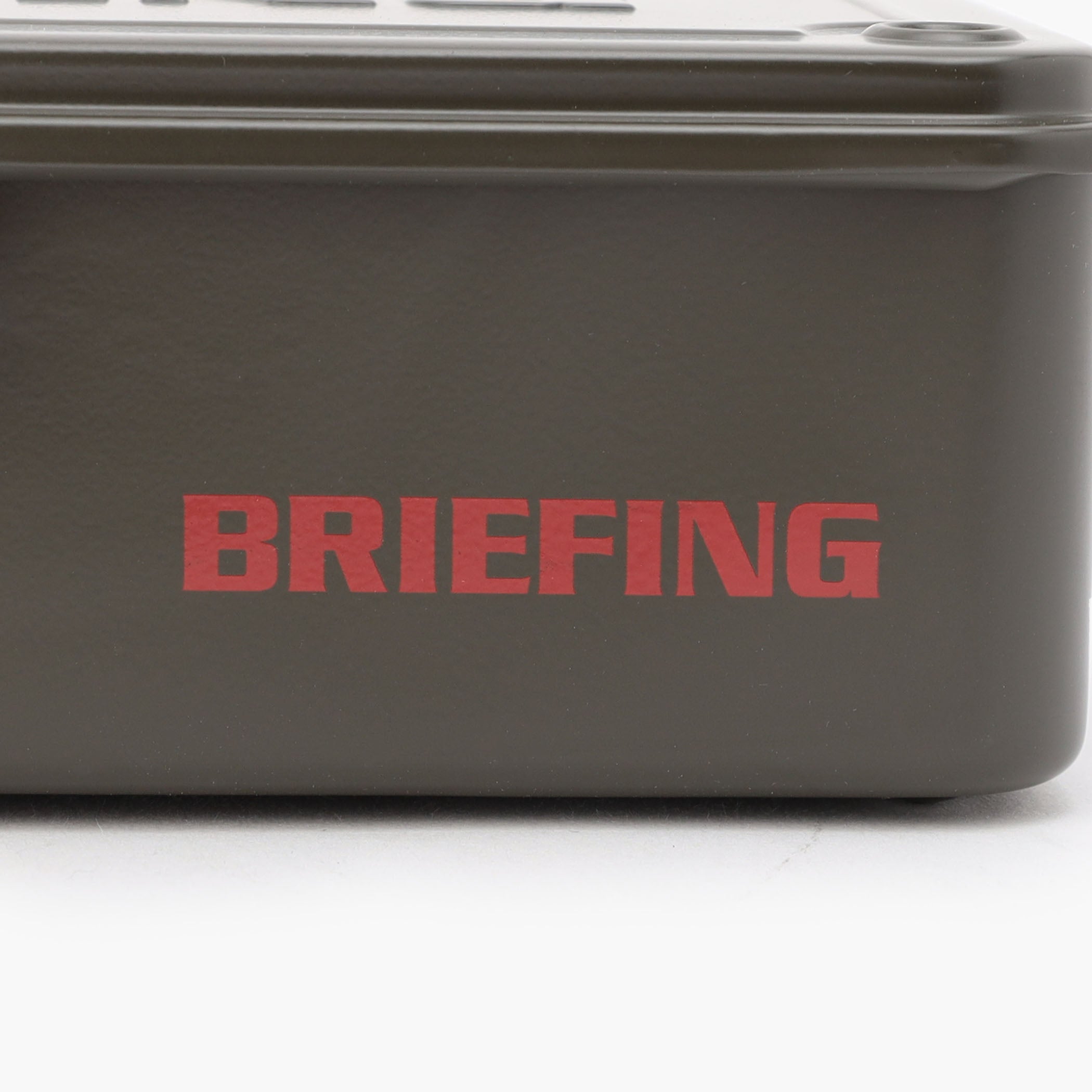 天面にはエンボス、側面にはプリントでBRIEFINGロゴを配置。