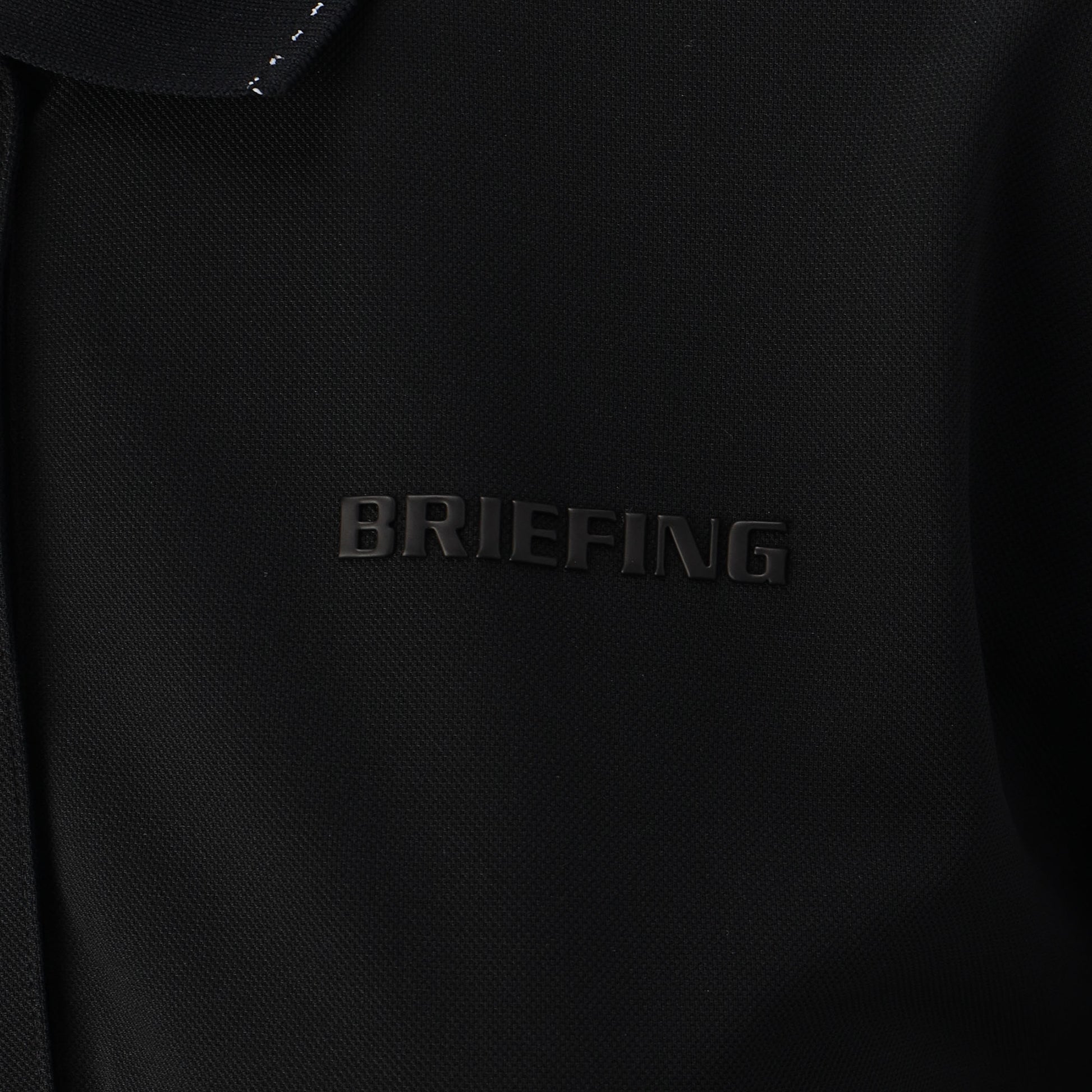 胸元にはBRIEFINGロゴを配置。