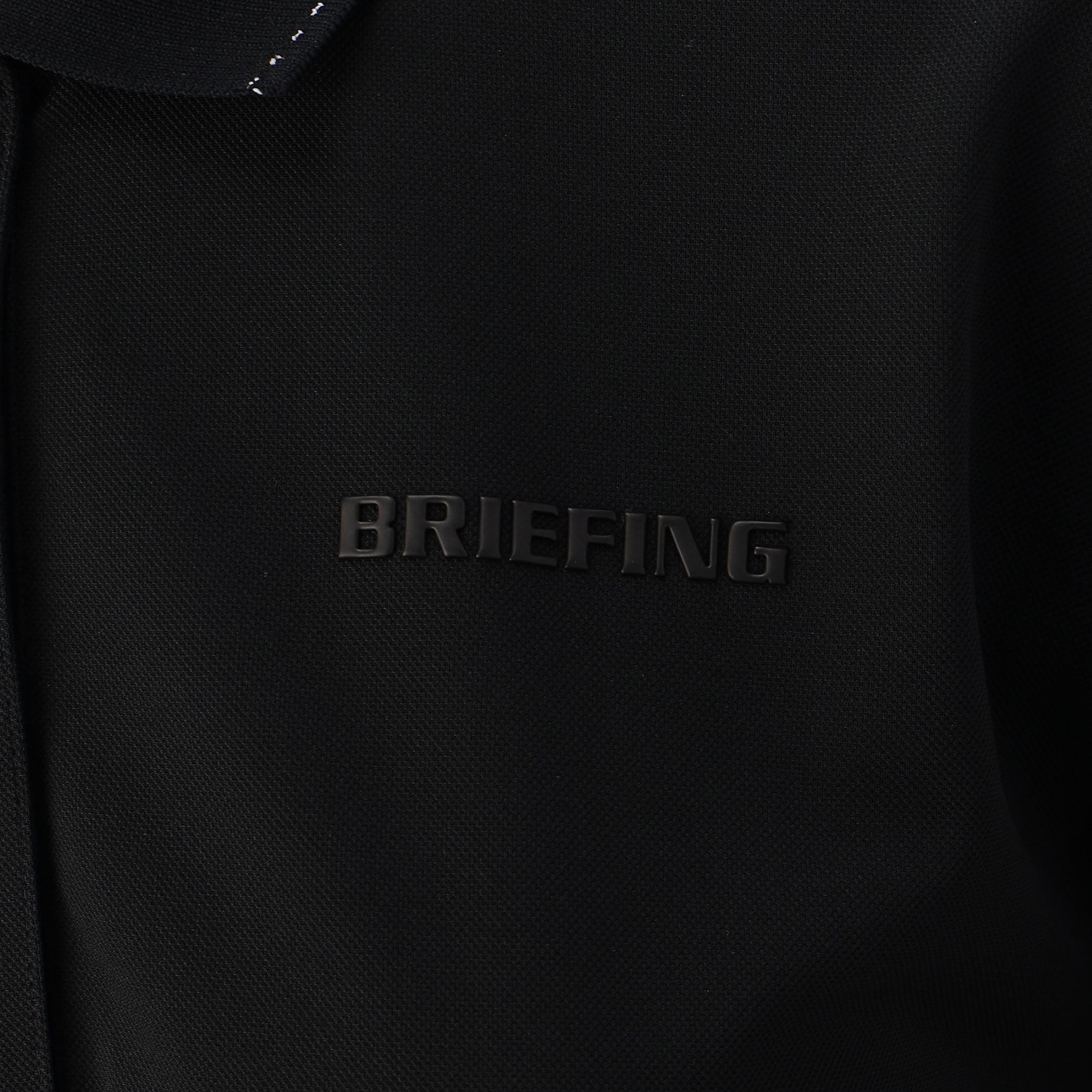 胸元にはBRIEFINGロゴを配置。