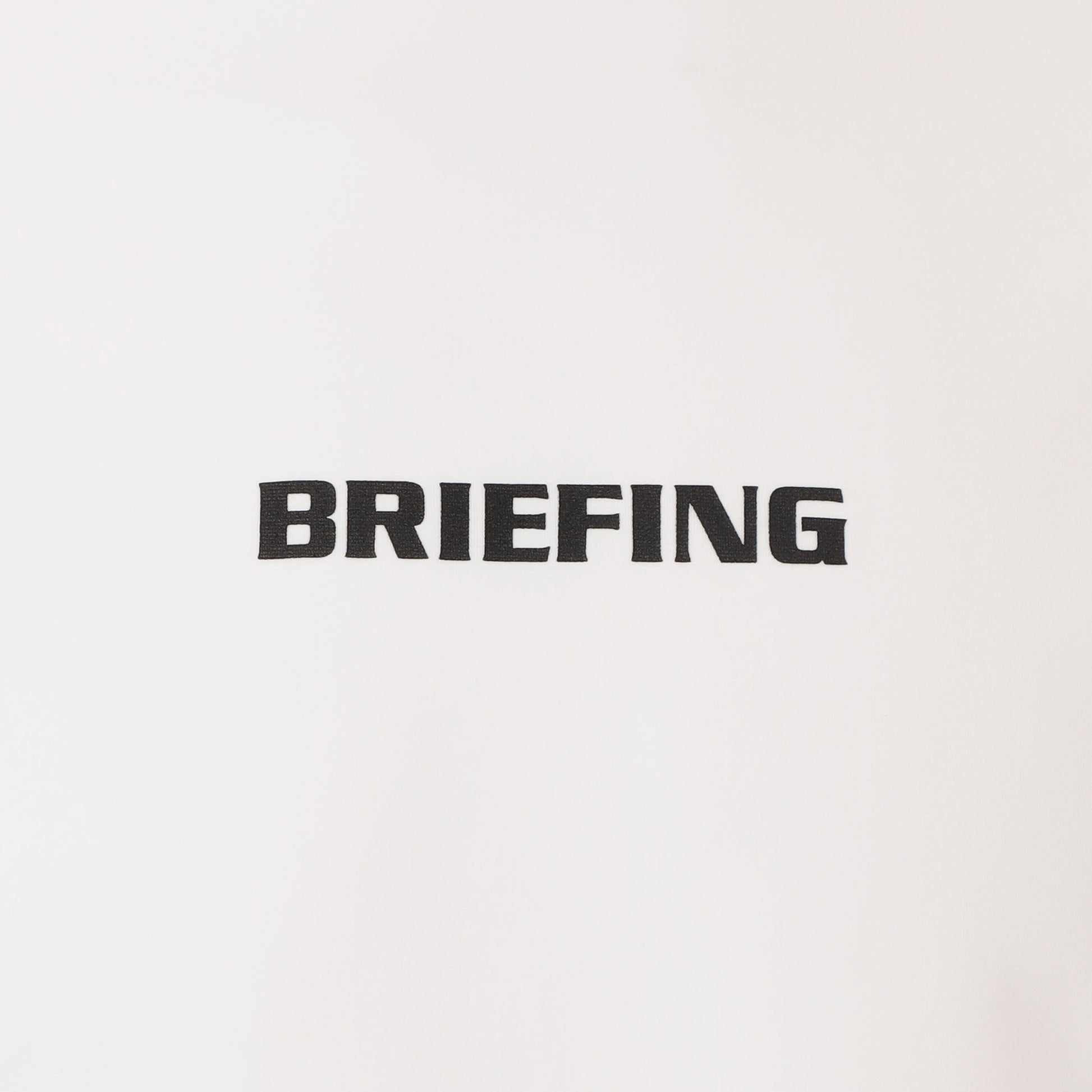 胸元にもBRIEFINGロゴを配し、さりげないアクセントに。