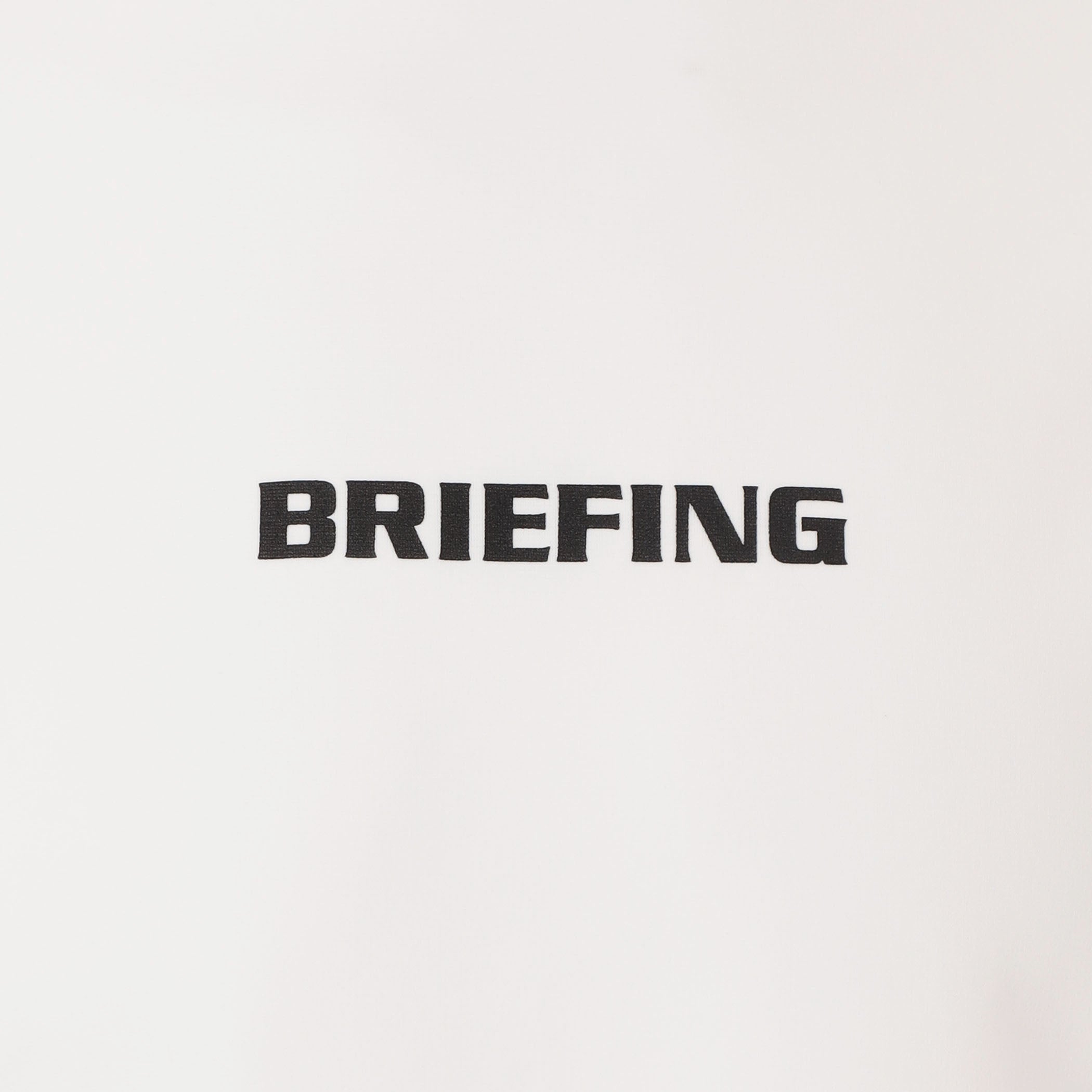胸元にもBRIEFINGロゴを配し、さりげないアクセントに。