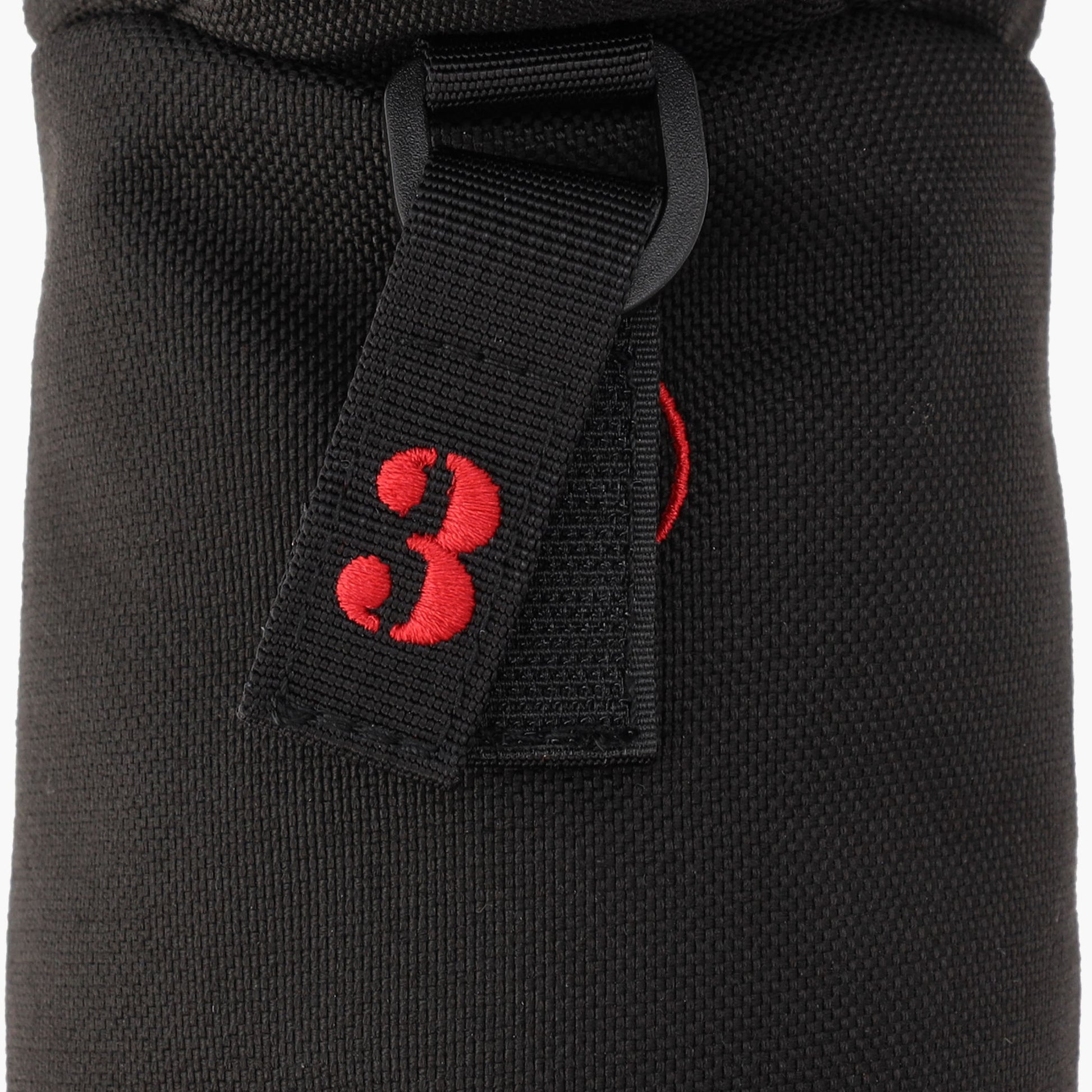 首輪をイメージし、Bマーク刺繍と番手タグを配置。番手タグは（3、5、7、X）が付属いたします。