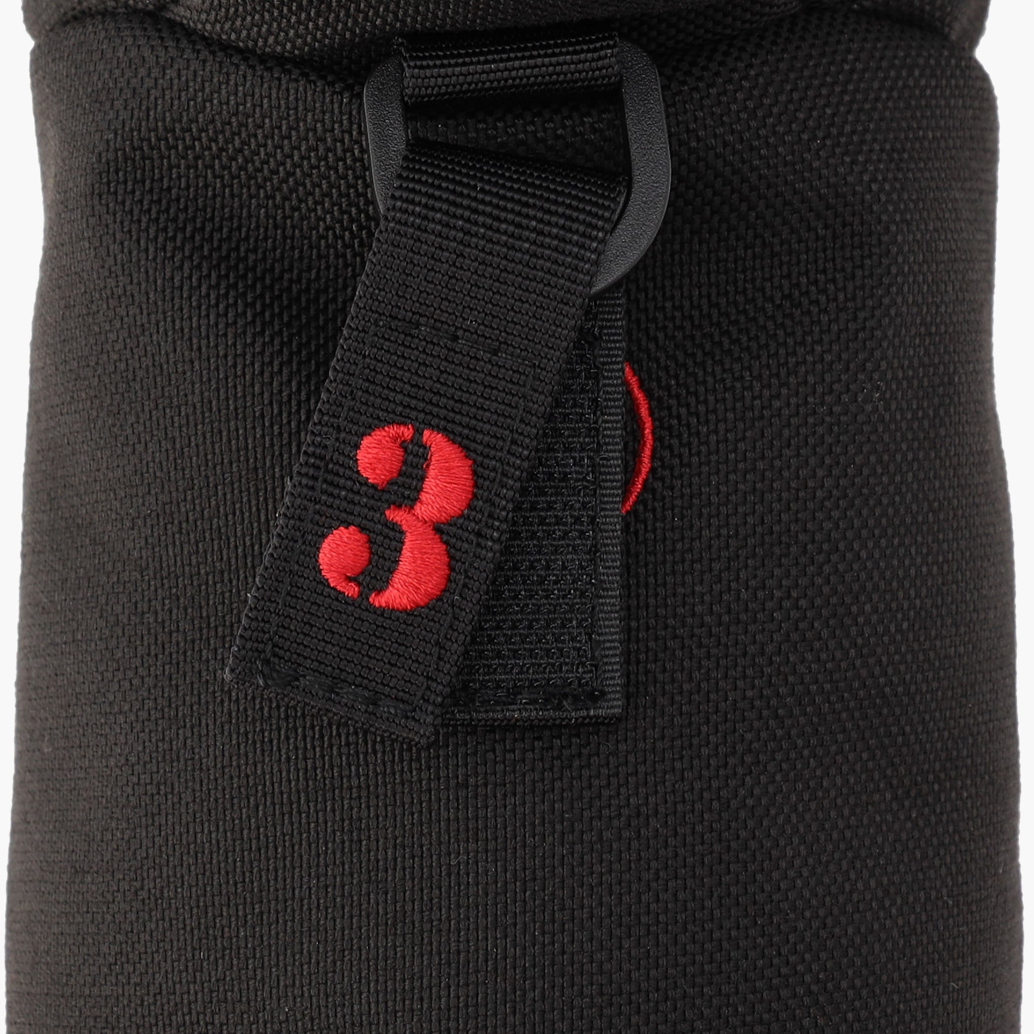 首輪をイメージし、Bマーク刺繍と番手タグを配置。番手タグは（3、5、7、X）が付属いたします。