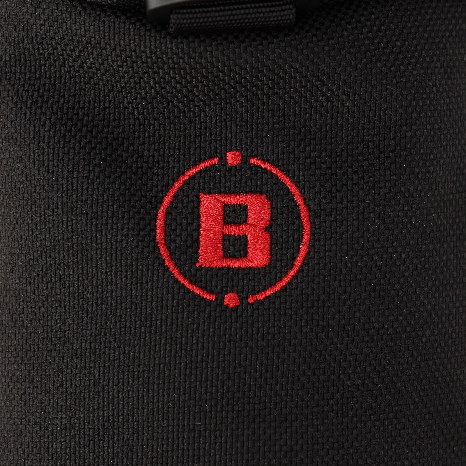 メインファブリックには、耐久性に優れ、撥水加工も施された、500デニールの｢CORDURA（R） TRUELOCK｣を使用。耐摩耗性、引き裂きや引っ張りの強度はもちろん、時間の経過での退色がしづらく、野外でのタフな使用に最適。