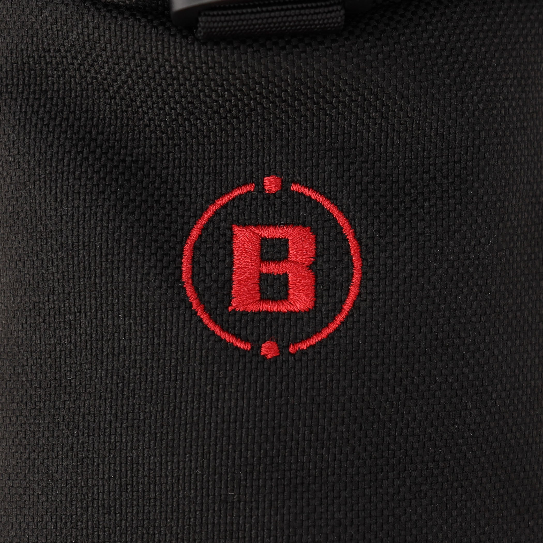 メインファブリックには、耐久性に優れ、撥水加工も施された、500デニールの｢CORDURA（R） TRUELOCK｣を使用。耐摩耗性、引き裂きや引っ張りの強度はもちろん、時間の経過での退色がしづらく、野外でのタフな使用に最適。