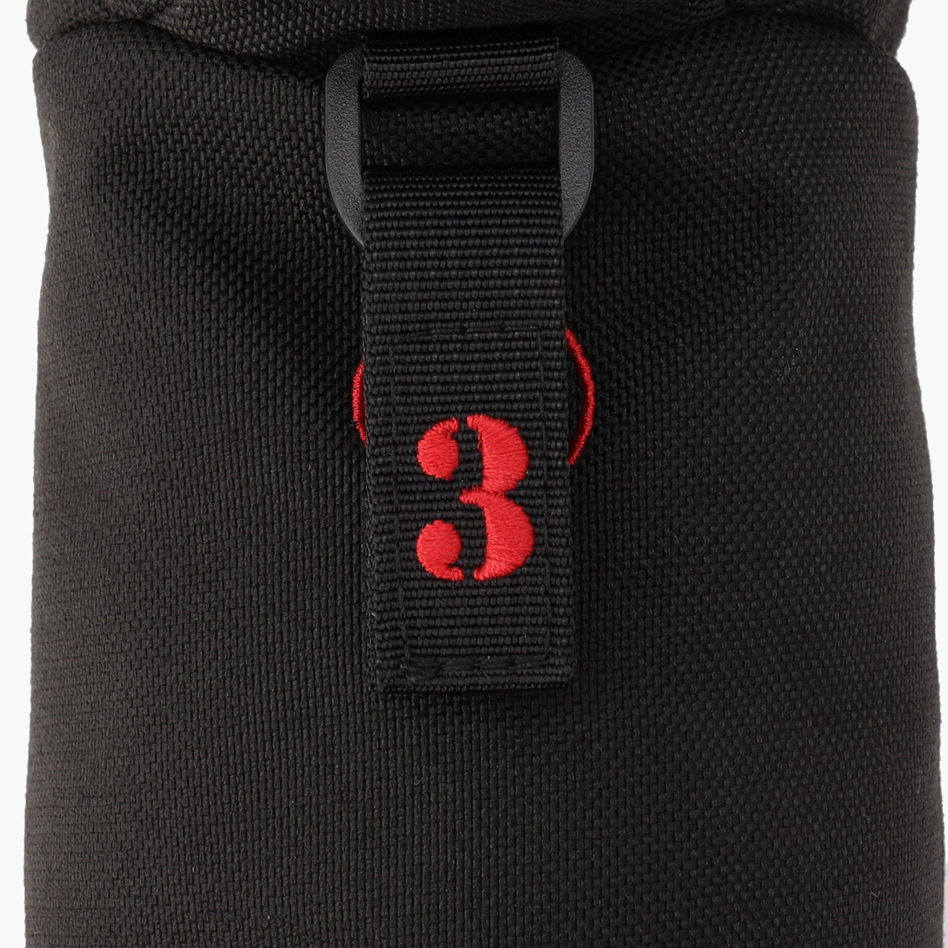 首輪をイメージし、Bマーク刺繍と番手タグを配置。番手タグは（3、5、7、X）が付属いたします。