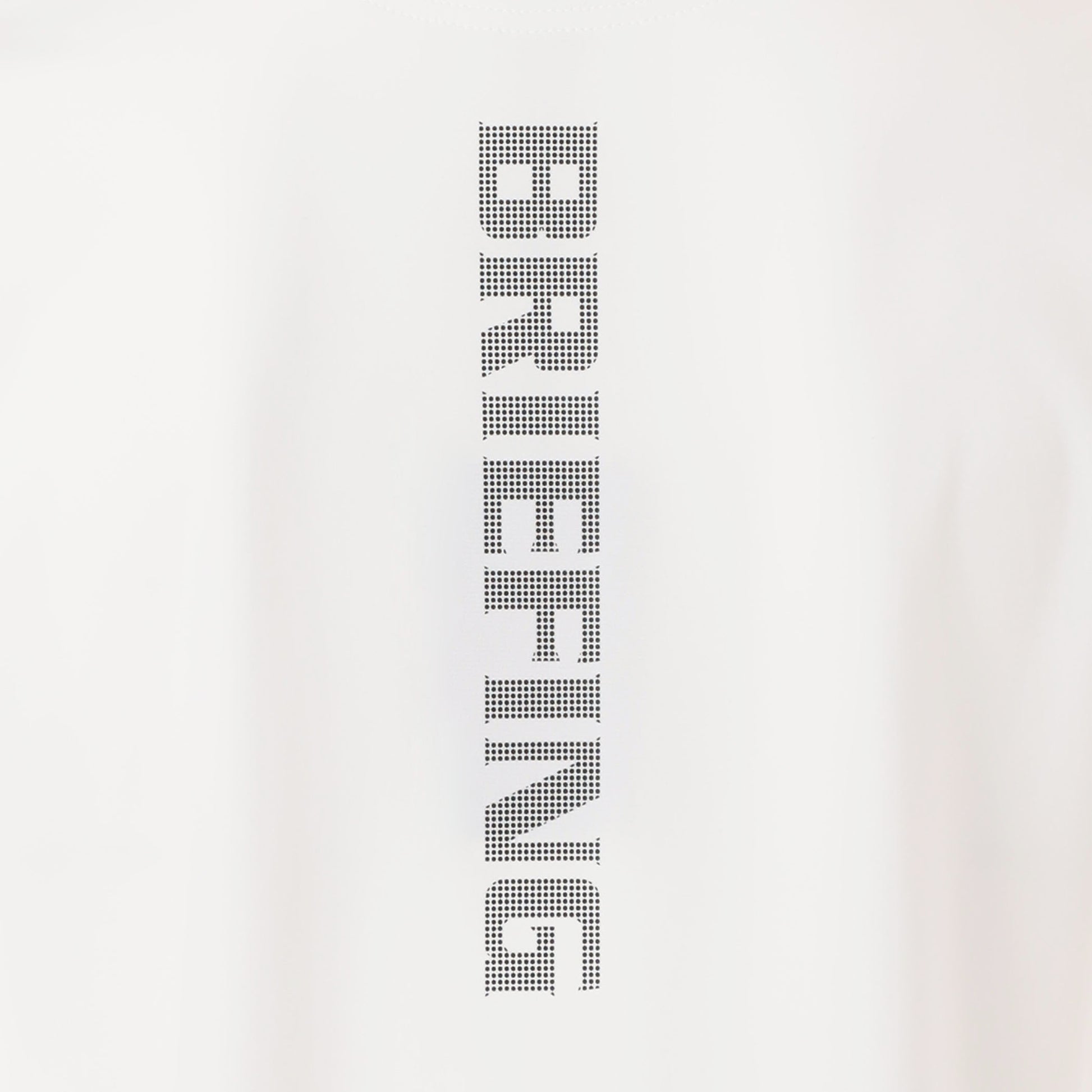 背面にはBRIEFINGロゴを配し、一枚でも様になるデザインに。
