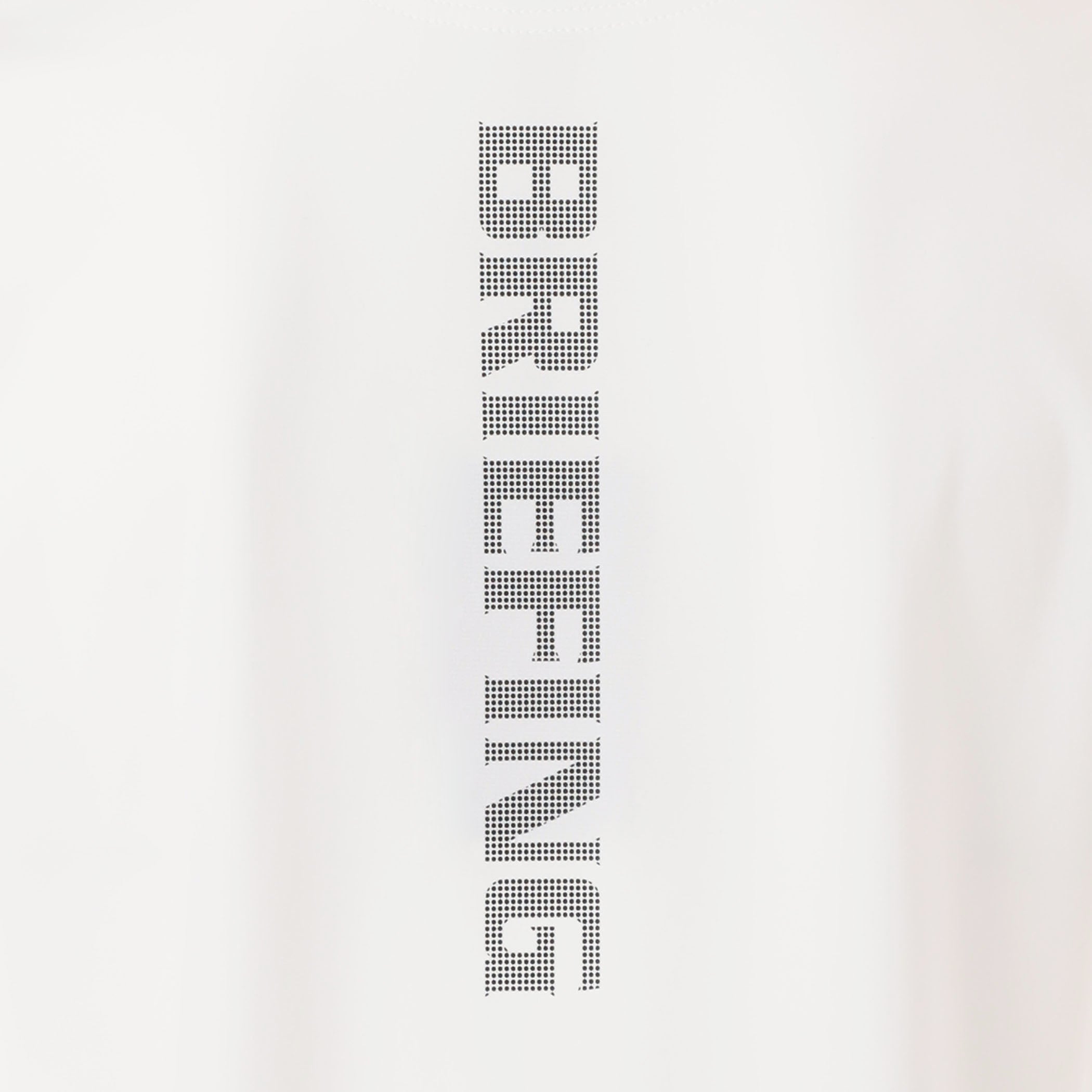 背面にはBRIEFINGロゴを配し、一枚でも様になるデザインに。