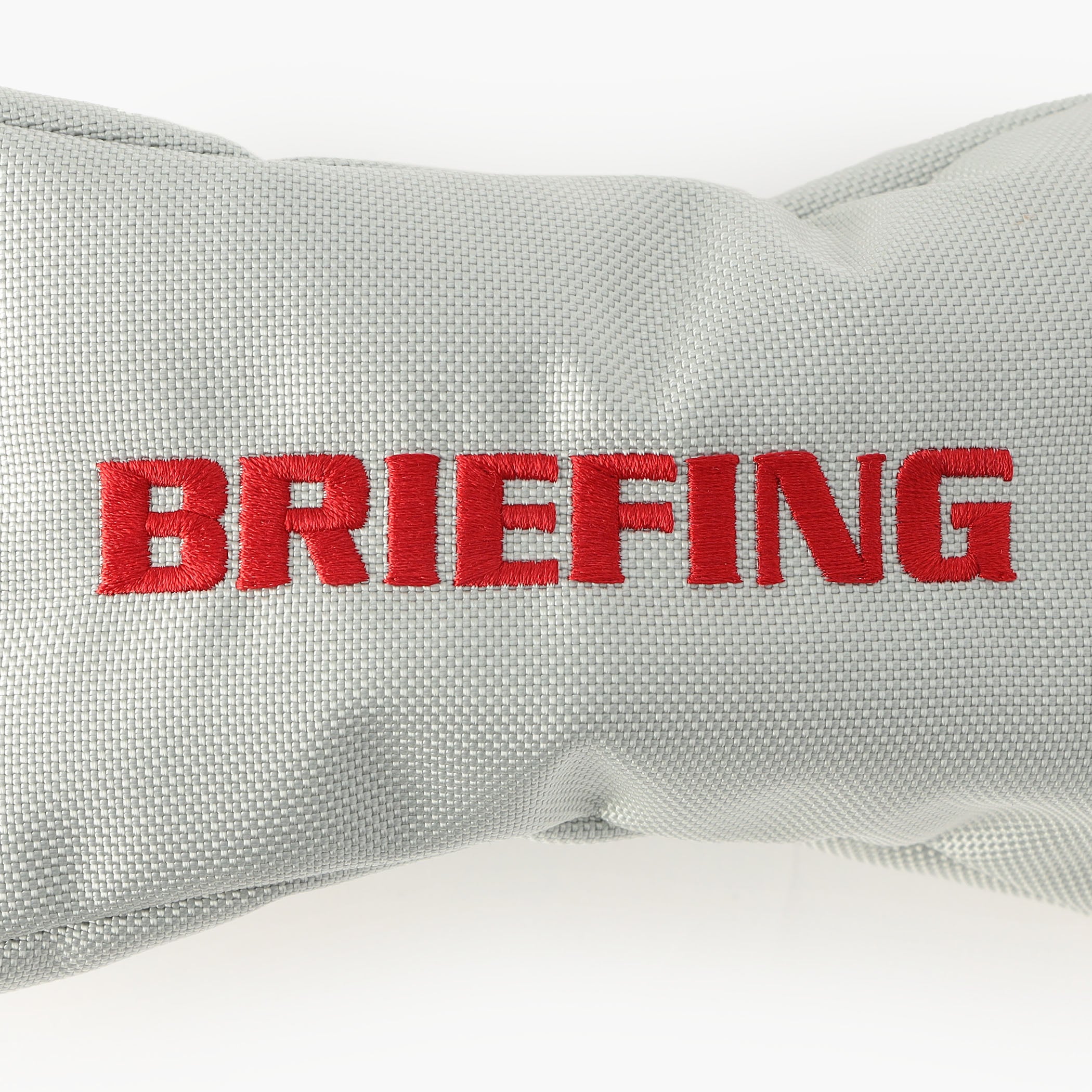 各所にBRIEFINGロゴやBマークロゴを刺繍で配し、さりげないアクセントに。