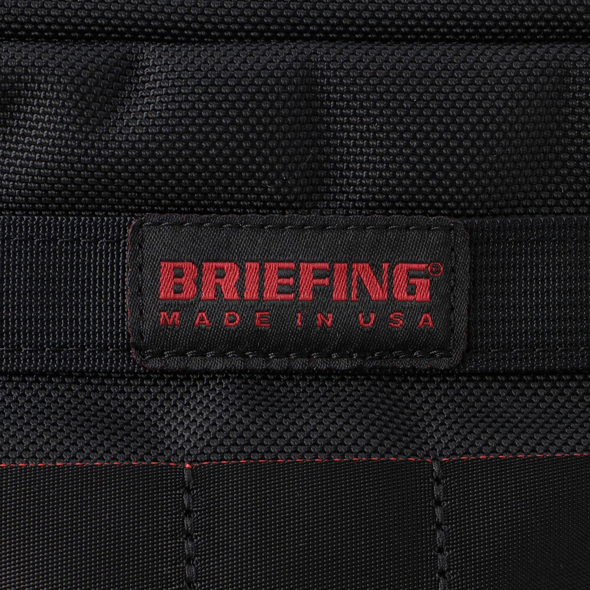 BRIEFINGが使用しているマテリアルの中で最もヘビーな、強度や耐久性、耐摩耗性に優れた「バリスティックナイロン」を採用。