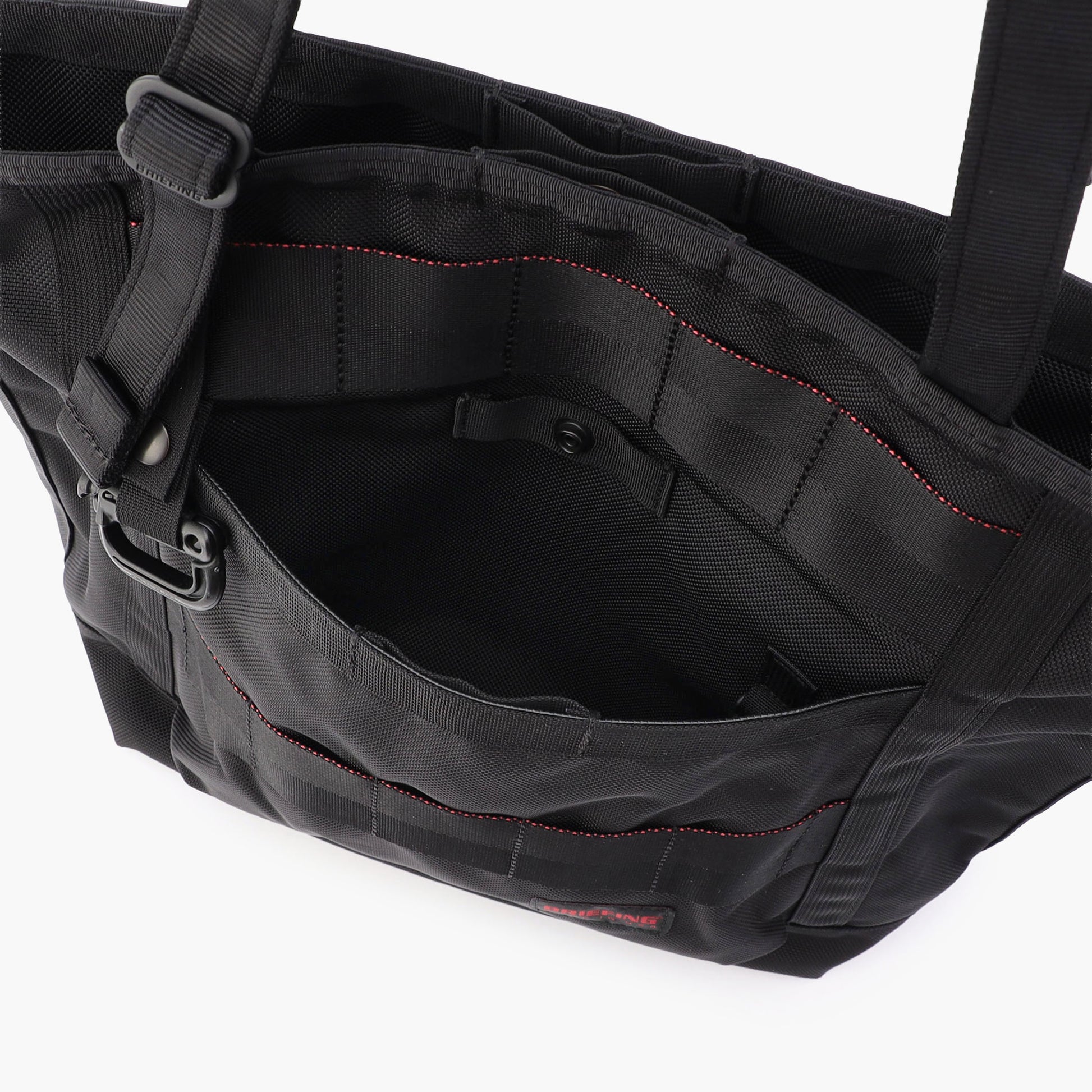 頻繁に出し入れするアイテムの収納に便利なフロントポケット。マチがあるので、財布や文庫本など嵩張るものも収納しやすいです。