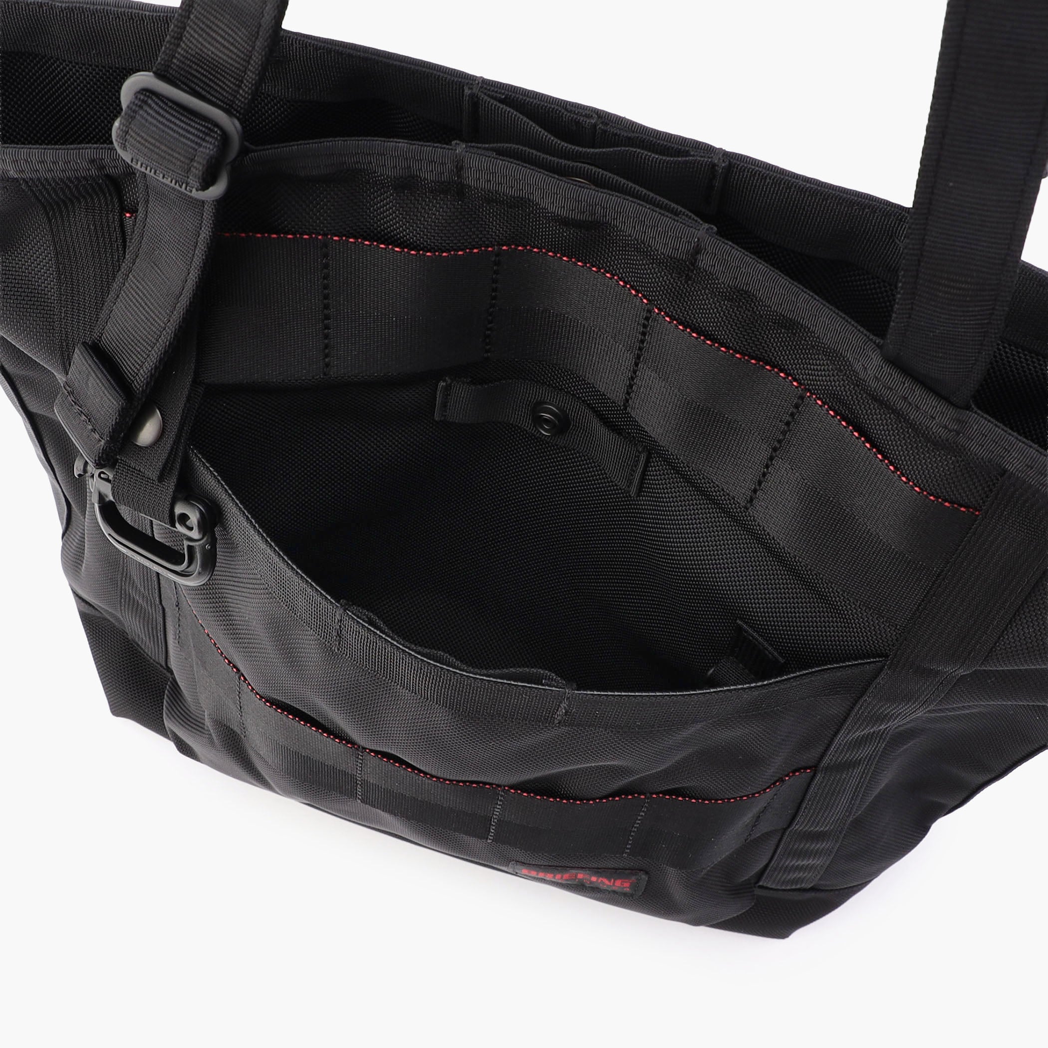 頻繁に出し入れするアイテムの収納に便利なフロントポケット。マチがあるので、財布や文庫本など嵩張るものも収納しやすいです。