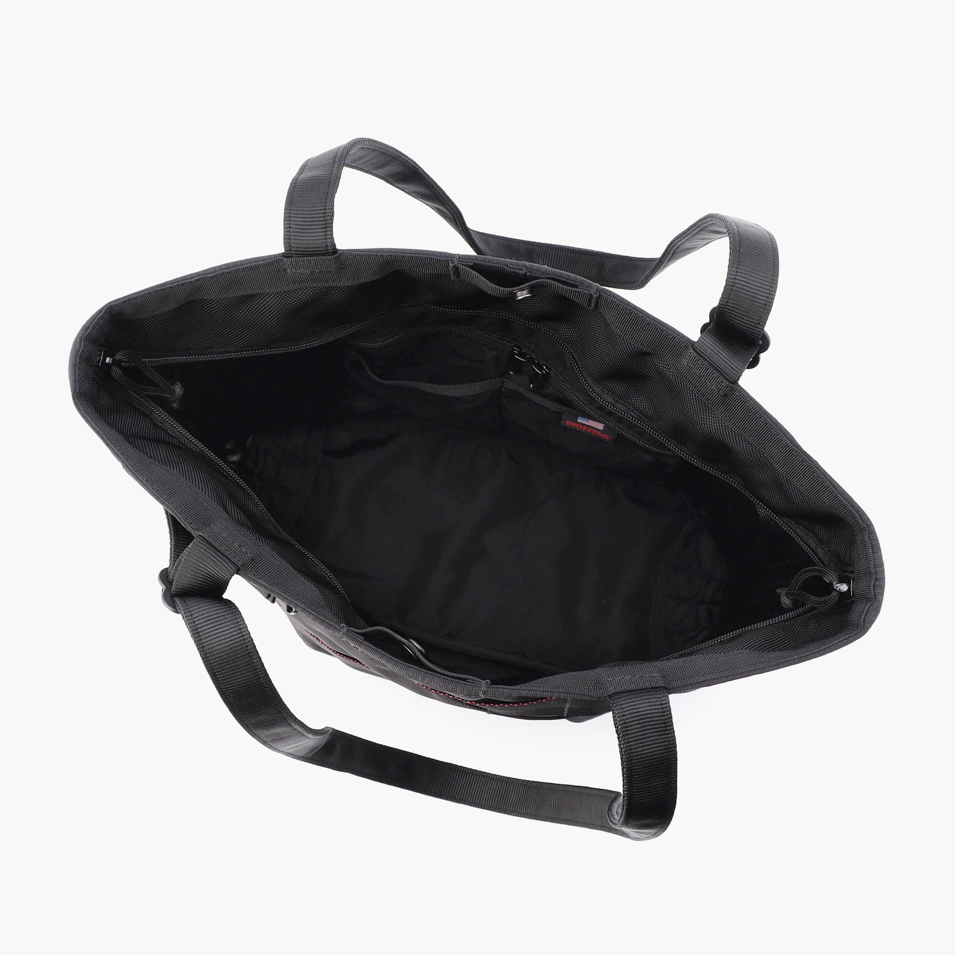 メイン収納部内はマチ幅を取り収納スペースを確保。A4サイズは縦・横どちらでも収納が可能です。