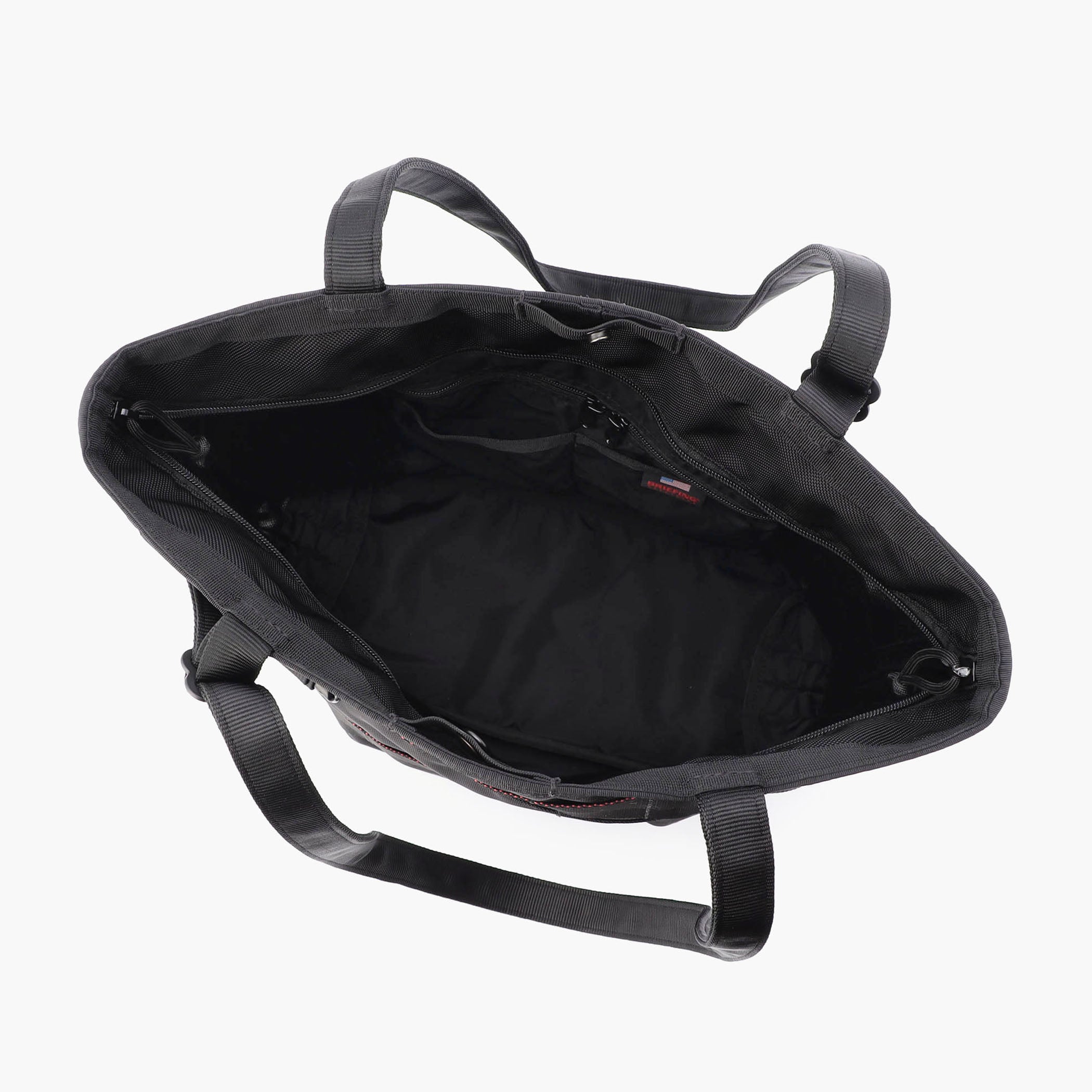 メイン収納部内はマチ幅を取り収納スペースを確保。A4サイズは縦・横どちらでも収納が可能です。