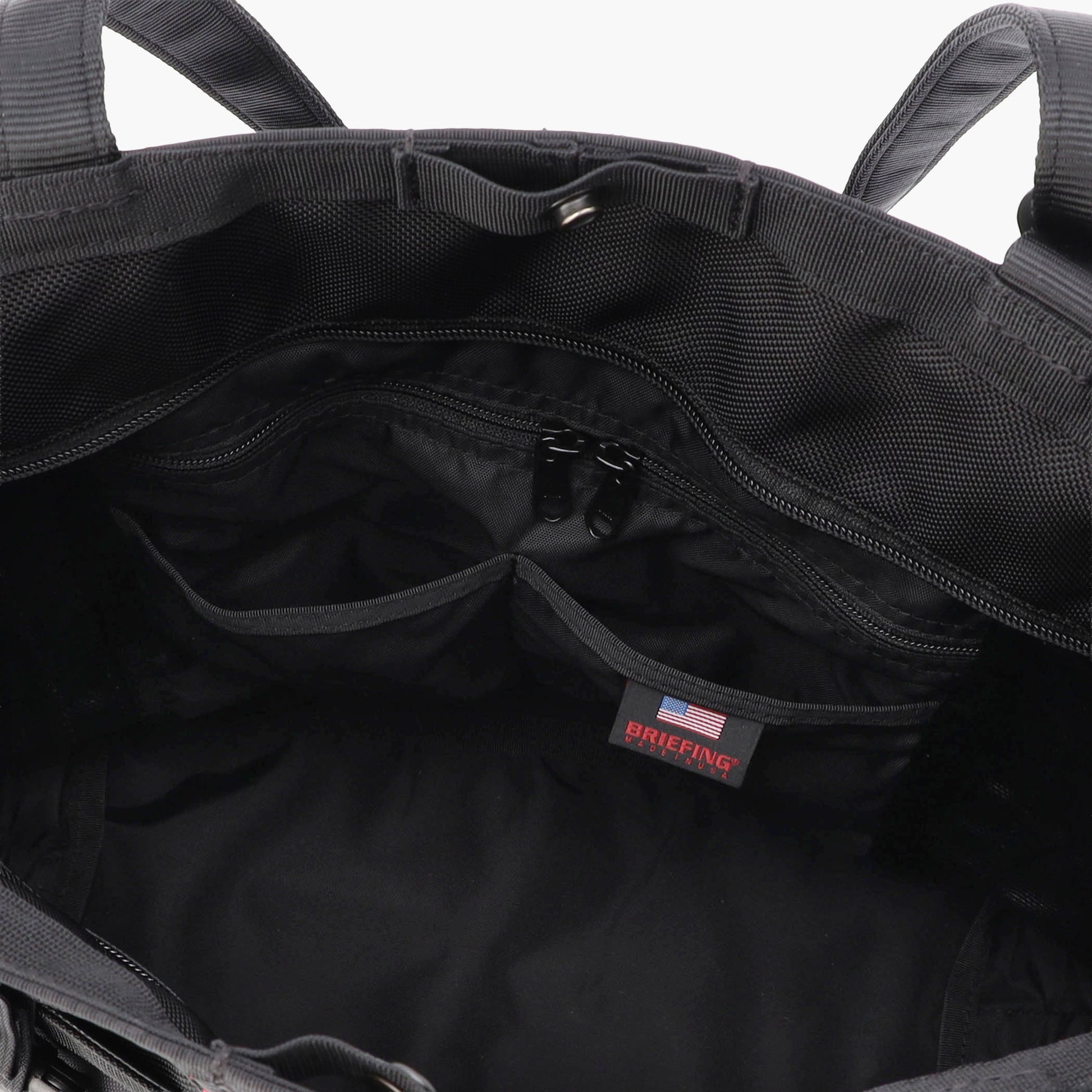 内側には、細かなアイテムの仕分け収納に便利なポケットを完備。