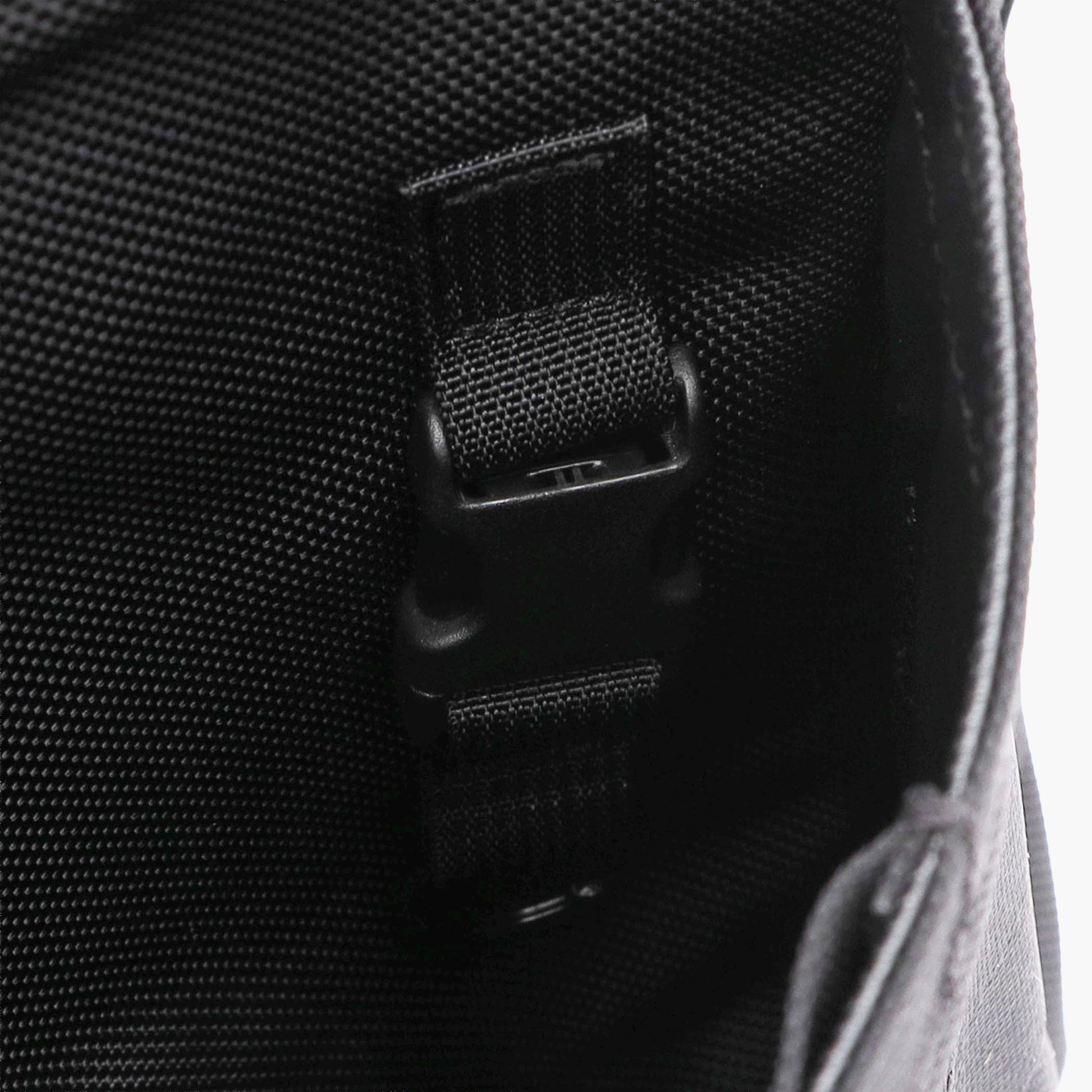 フロントポケット内には着脱式キーリングを搭載しました。