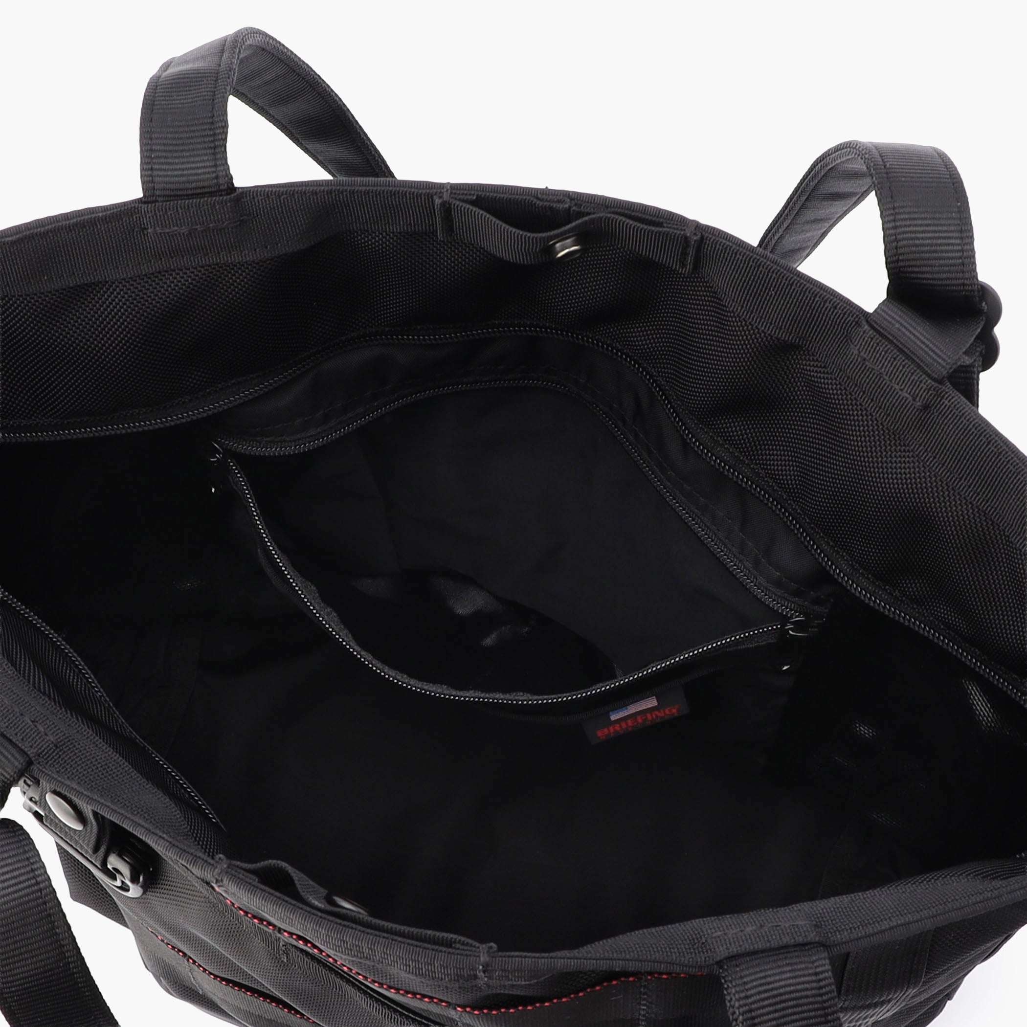 内側には、細かなアイテムの仕分け収納に便利なポケットを完備。