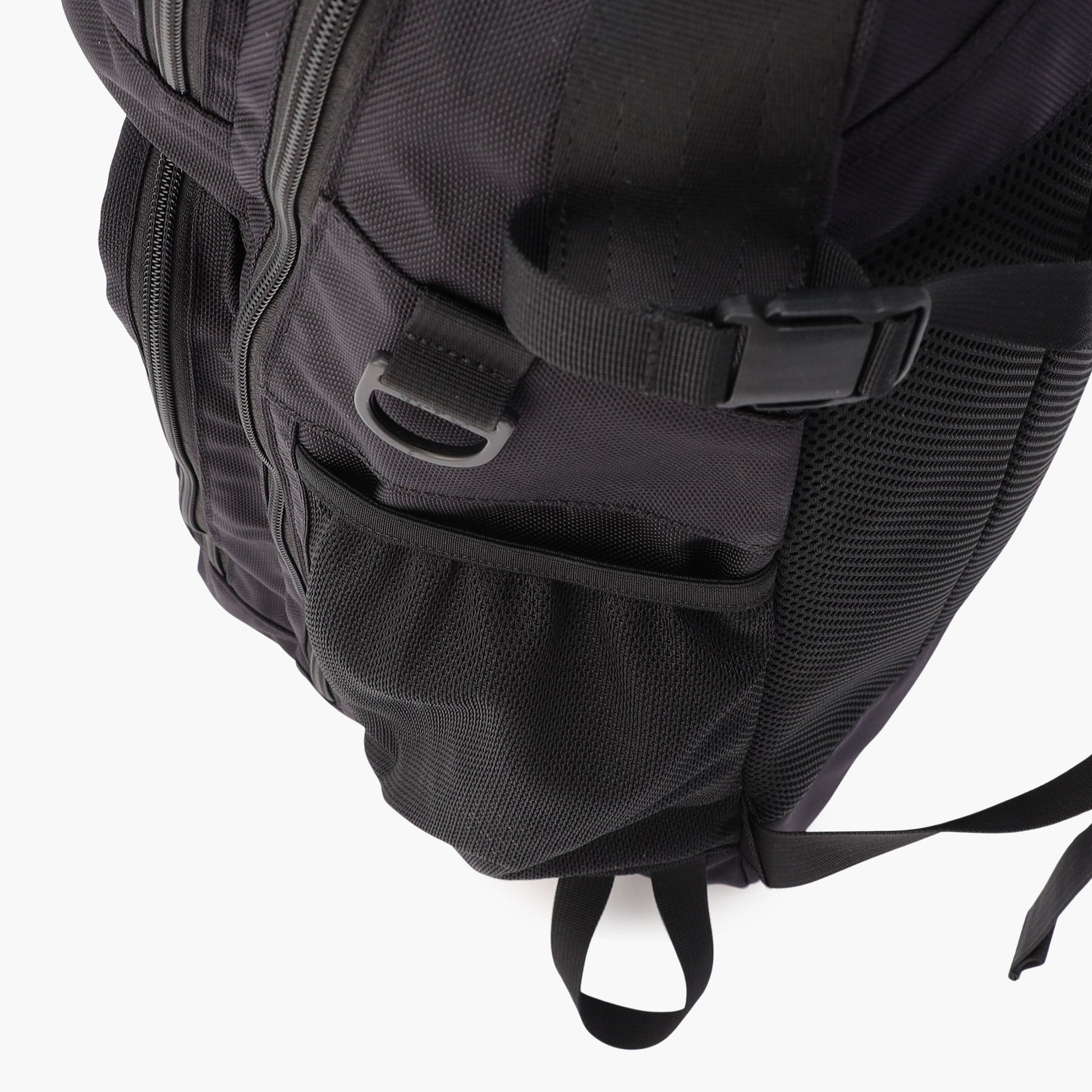 ドリンク収納に便利なメッシュポケットをサイドに搭載。