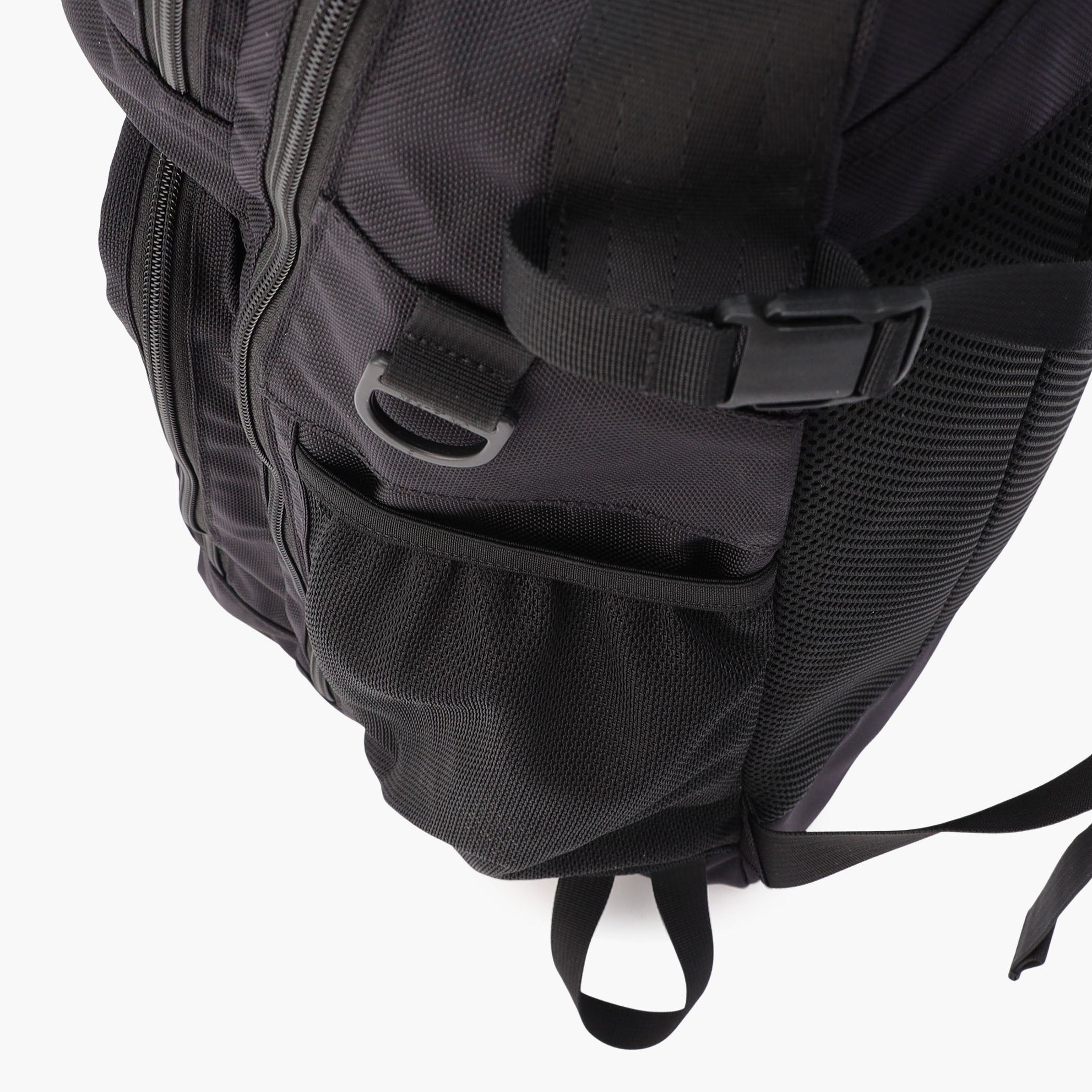 ドリンク収納に便利なメッシュポケットをサイドに搭載。