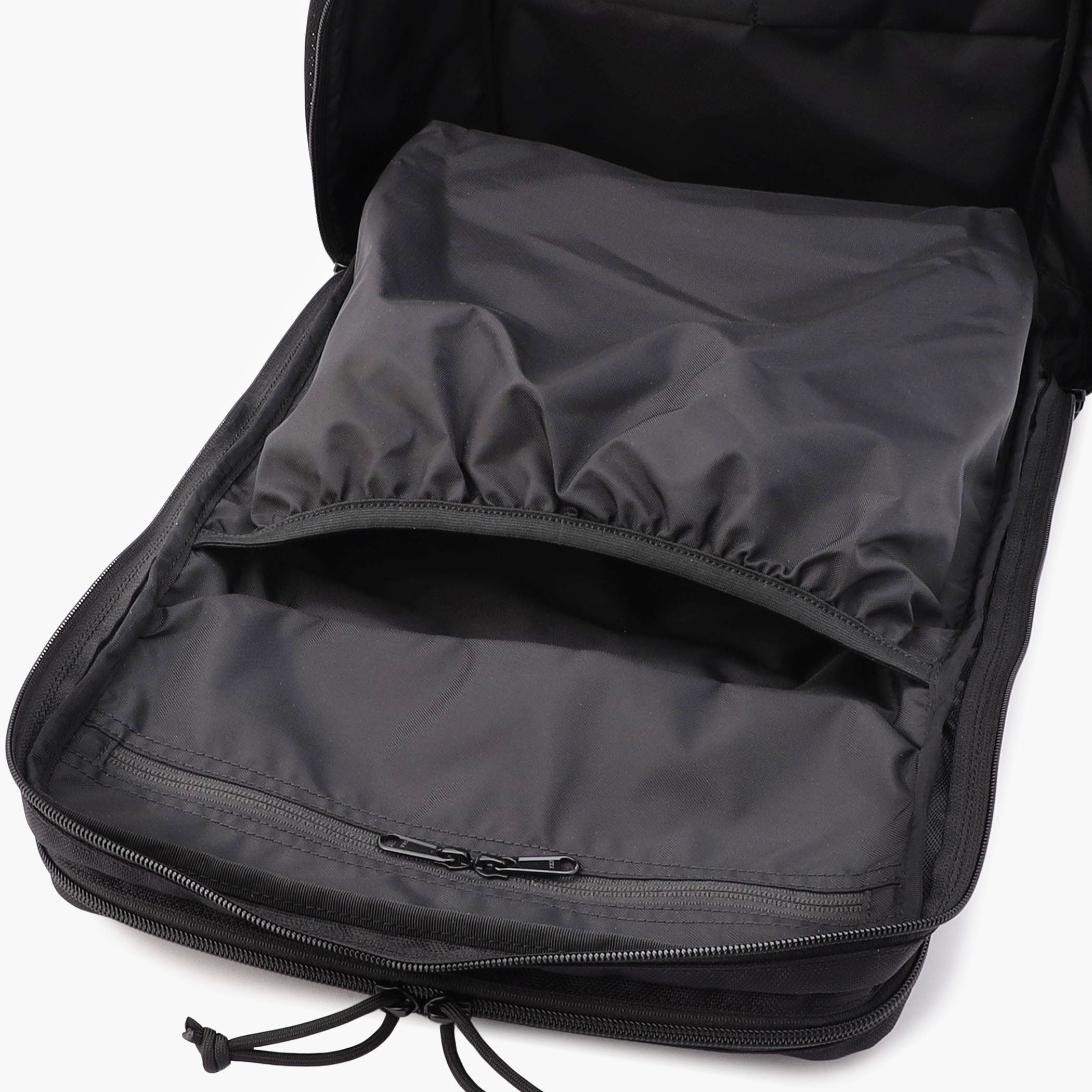 メイン収納部前胴側のオープンポケットは、立体的になっているので、嵩張るアイテムも収納しやすいです。