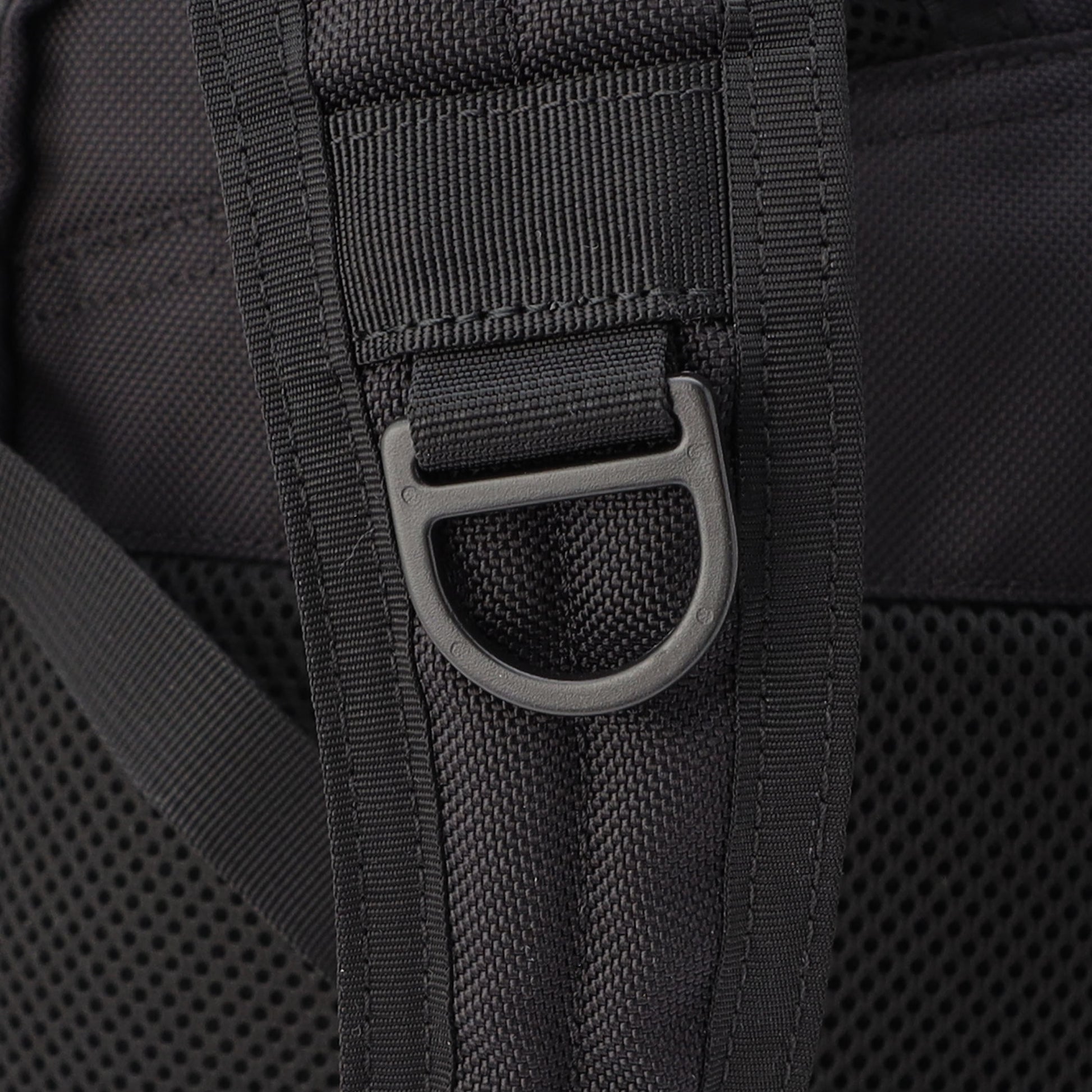 ランディングネットやグリップなどのツール、カラビナなどを取り付けることができるように各所にはDカンを配置。