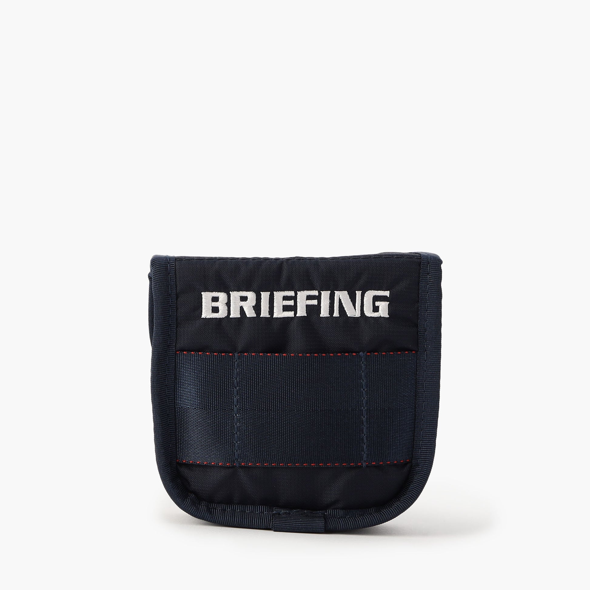 各所に刺繍で配したロゴがさりげないアクセントに。