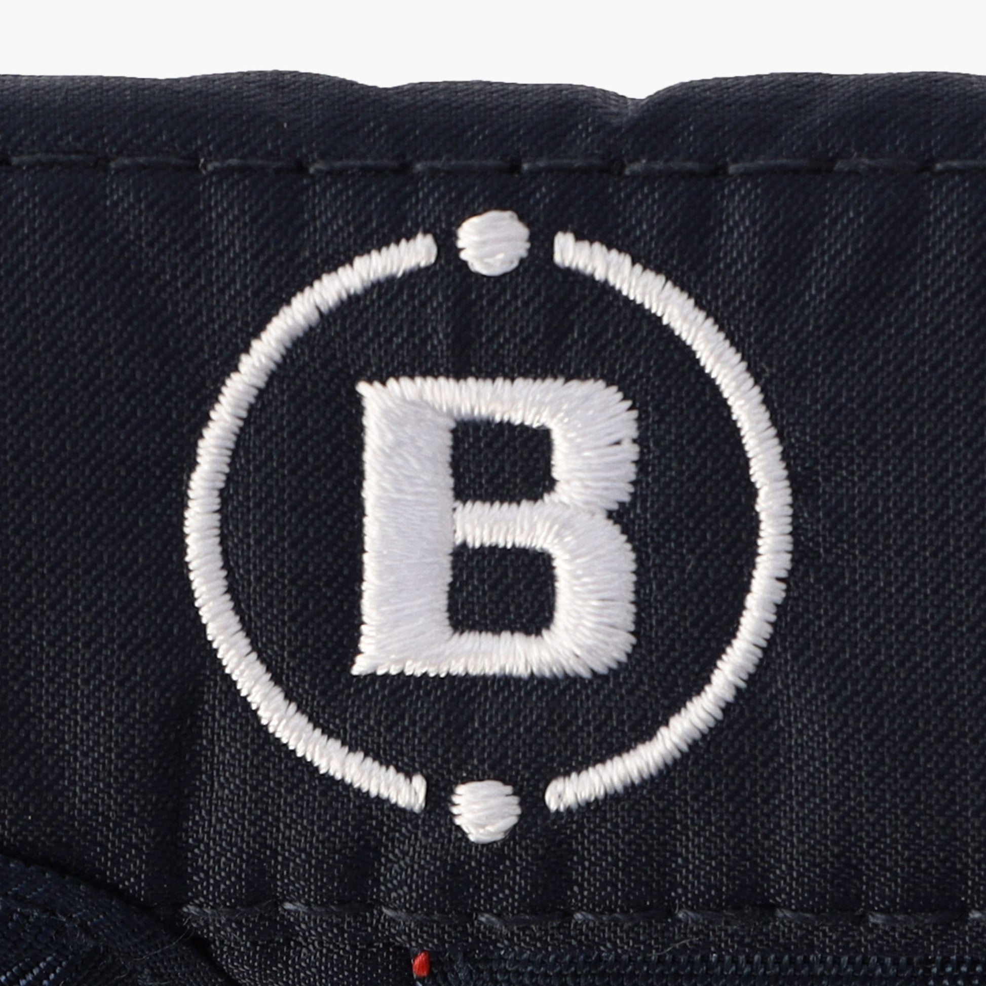 100デニールのコーデュラナイロンをドビー織機にてマイクロリップに織り上げた、BRIEFING GOLFオリジナルの素材をメインに使用。