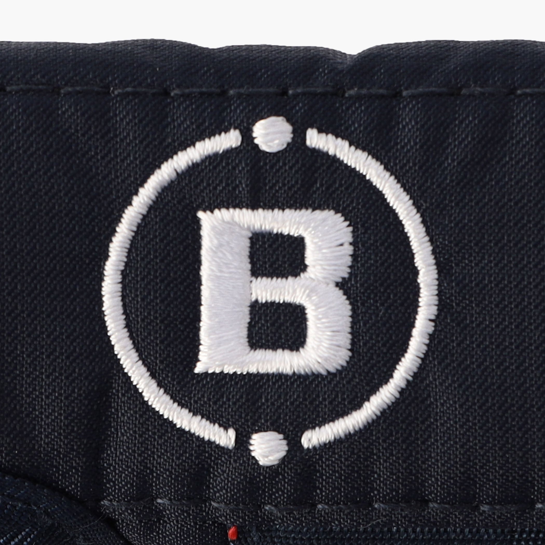 100デニールのコーデュラナイロンをドビー織機にてマイクロリップに織り上げた、BRIEFING GOLFオリジナルの素材をメインに使用。