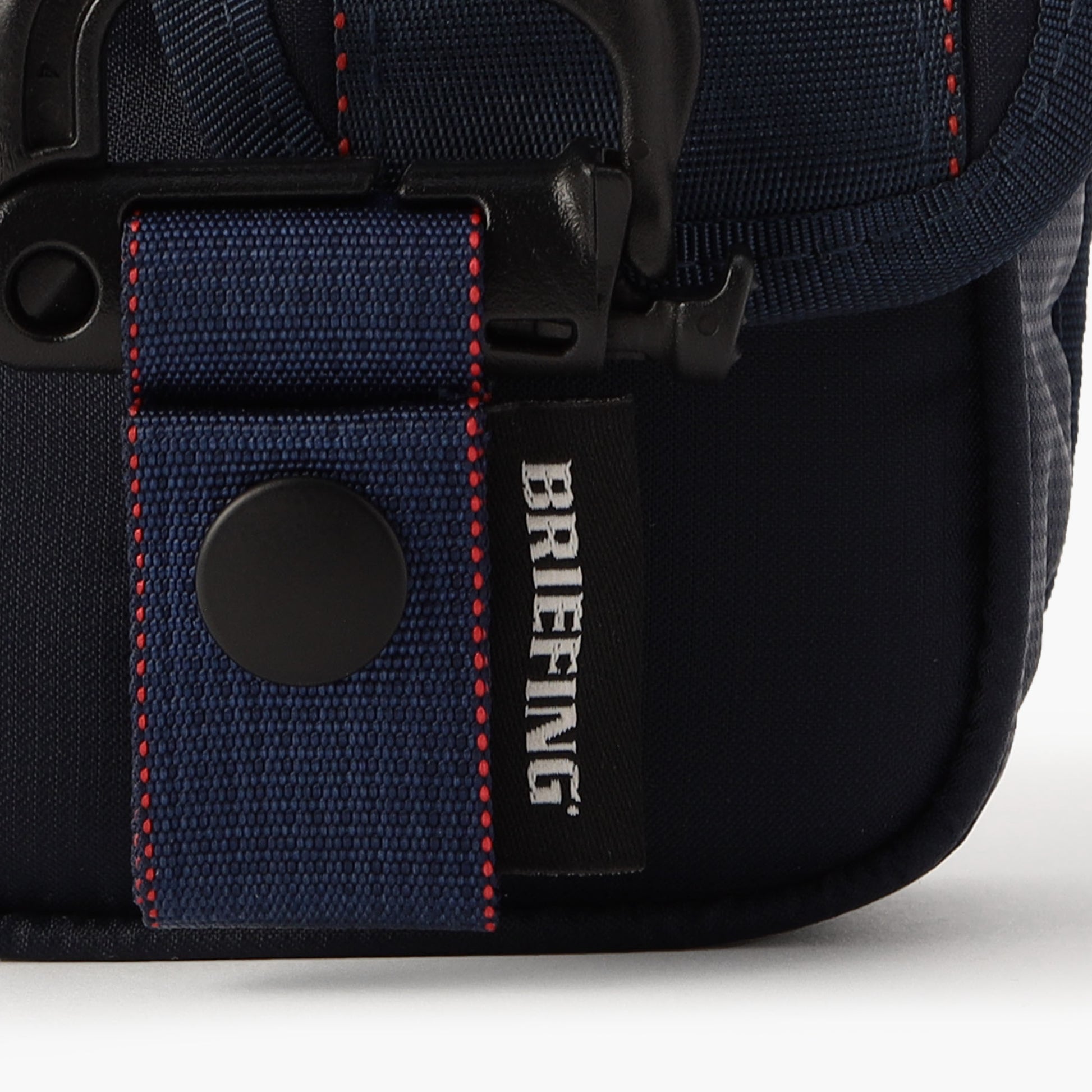 ベルトループなどに装着可能なグリムロックを装備。さらに、本体とグリムロックの接続部分には、マグネット式バックル「FIDLOCK（フィドロック）」を採用し、パターカバーの取り外し・装着を容易に行うことが可能。