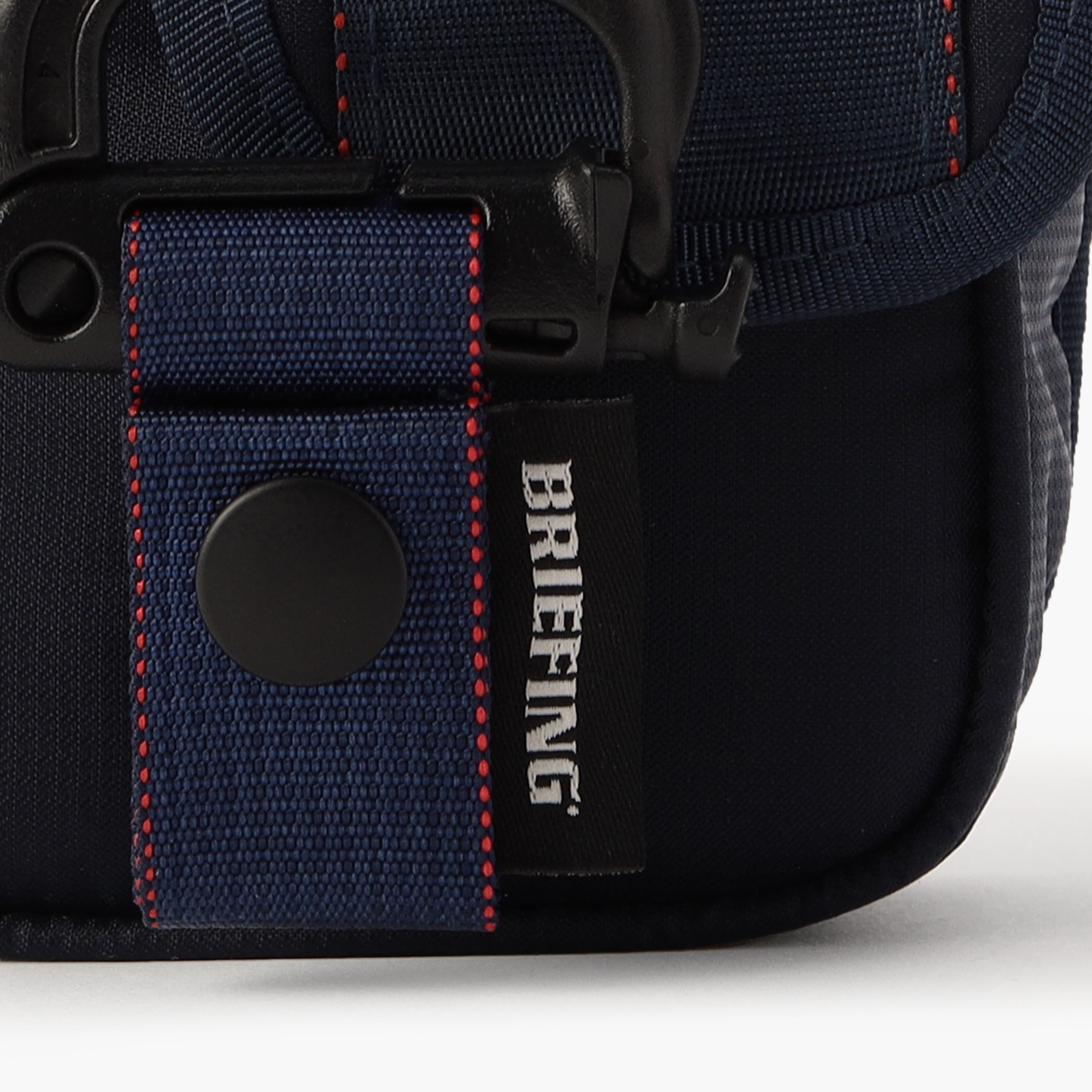 ベルトループなどに装着可能なグリムロックを装備。さらに、本体とグリムロックの接続部分には、マグネット式バックル「FIDLOCK（フィドロック）」を採用し、パターカバーの取り外し・装着を容易に行うことが可能。