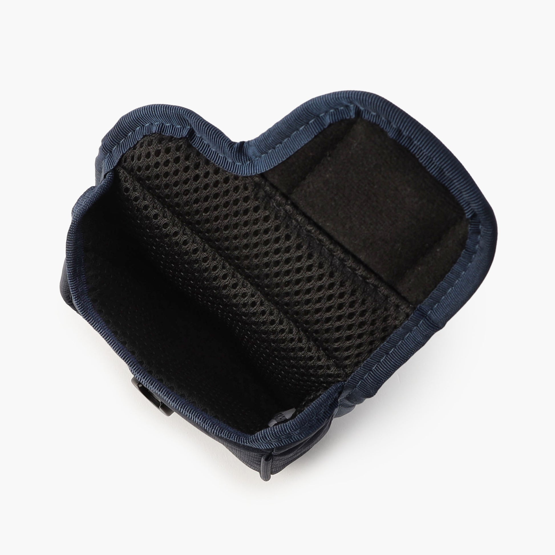 内側はクッション仕様で、大切なパターに傷が付きにくい構造です。