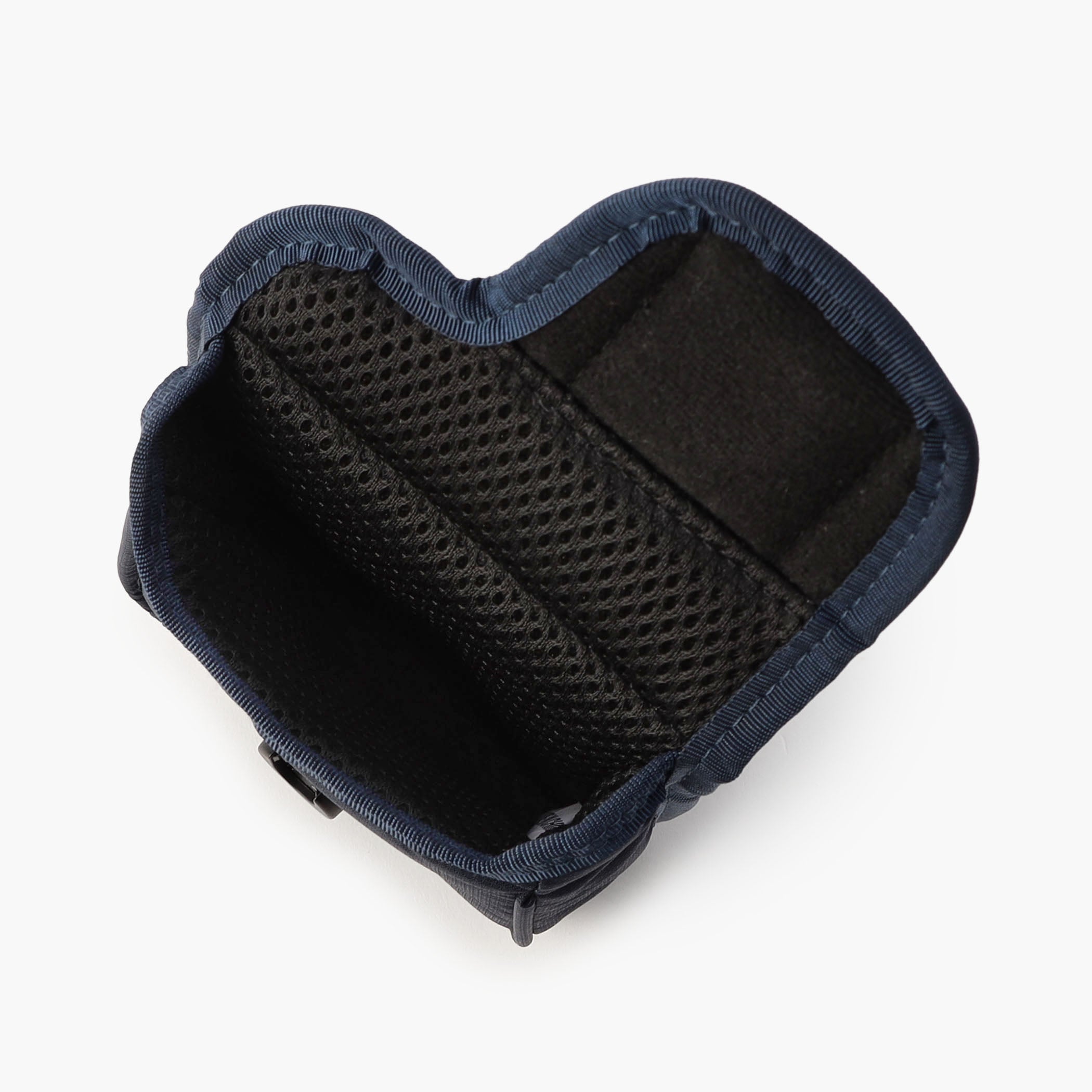 内側はクッション仕様で、大切なパターに傷が付きにくい構造です。