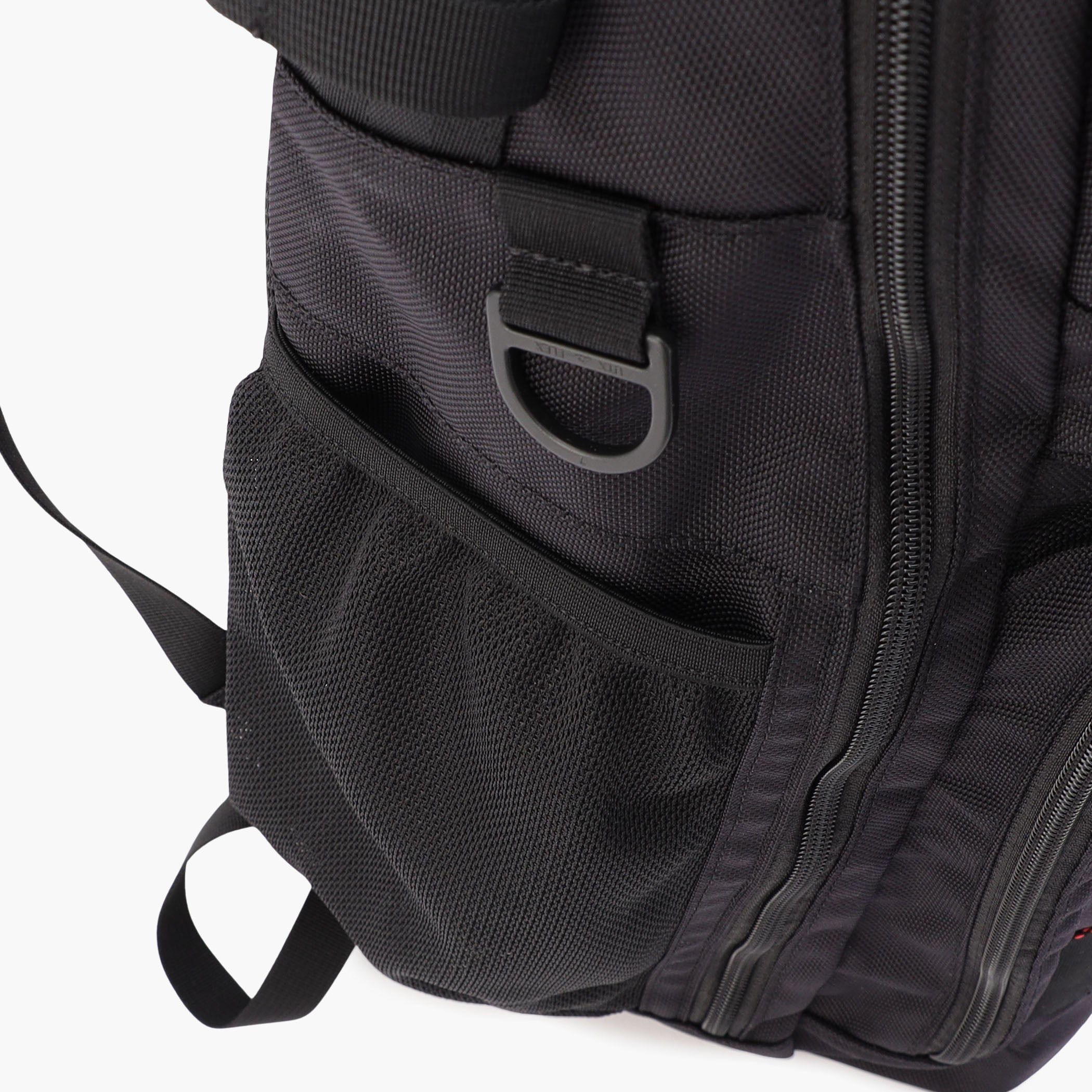 ドリンク収納に便利なメッシュポケットをサイドに搭載。