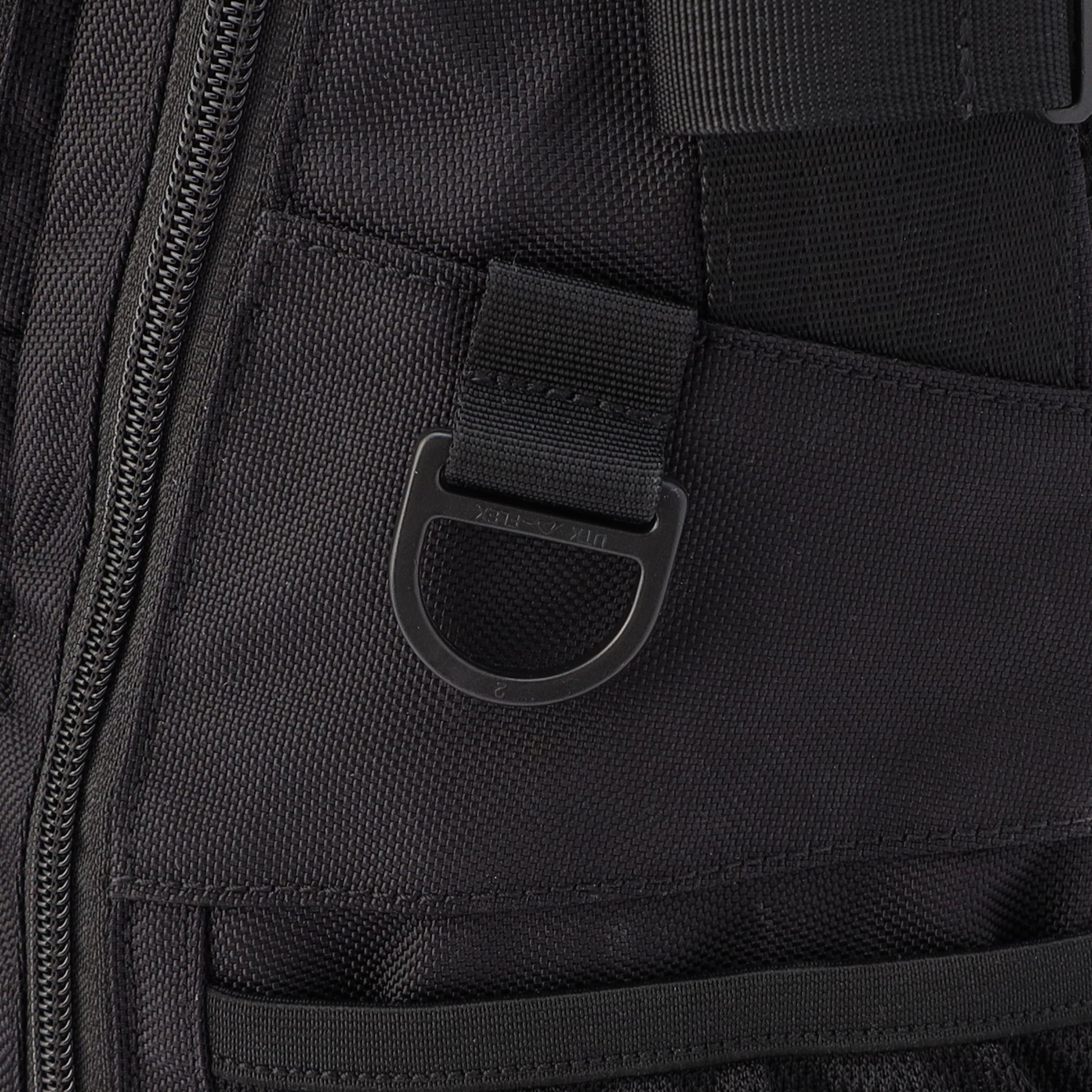 ランディングネットやグリップなどのツール、カラビナなどを取り付けることができるように各所にはDカンを配置。