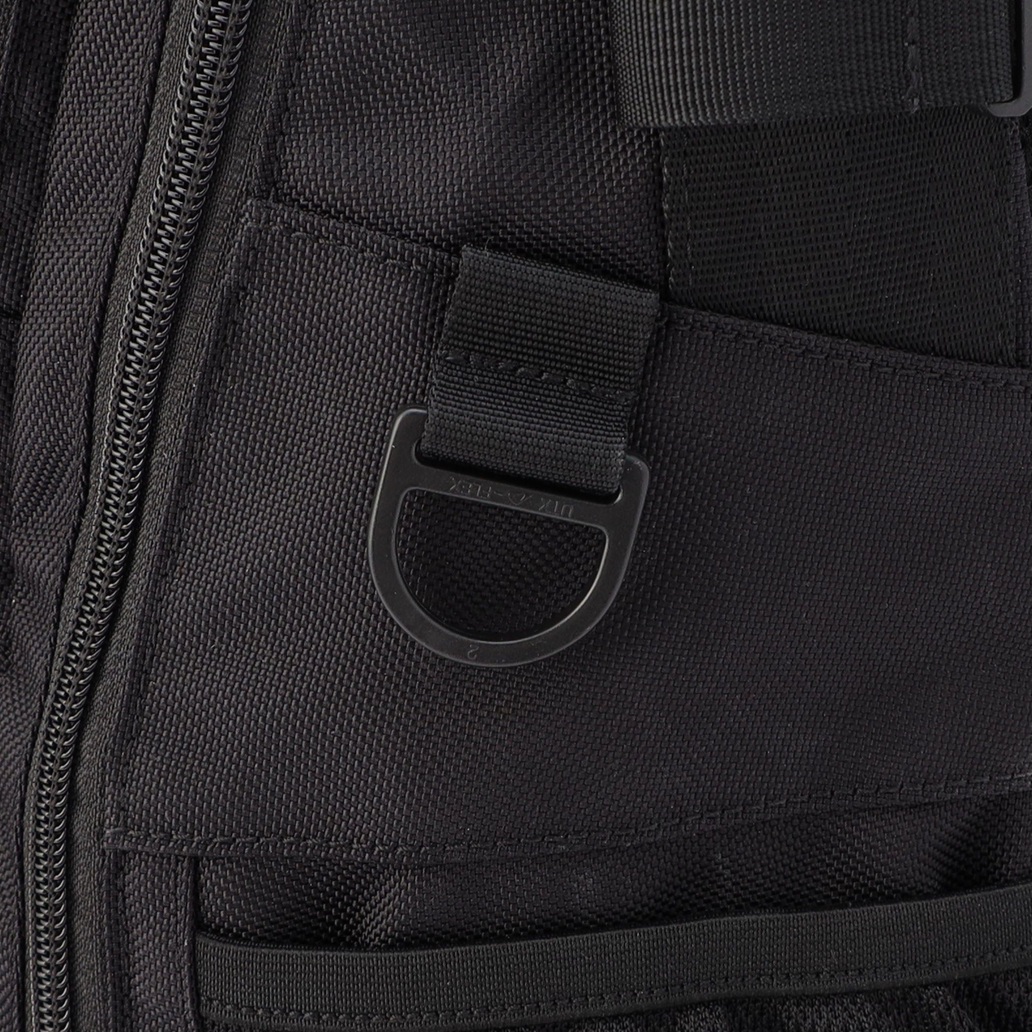 ランディングネットやグリップなどのツール、カラビナなどを取り付けることができるように各所にはDカンを配置。