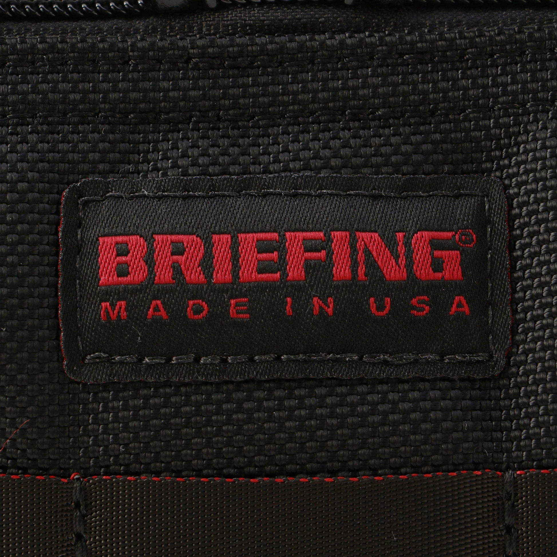BRIEFINGが使用しているマテリアルの中で最もヘビーな、強度や耐久性,耐摩耗性に優れた「バリスティックナイロン」を採用。