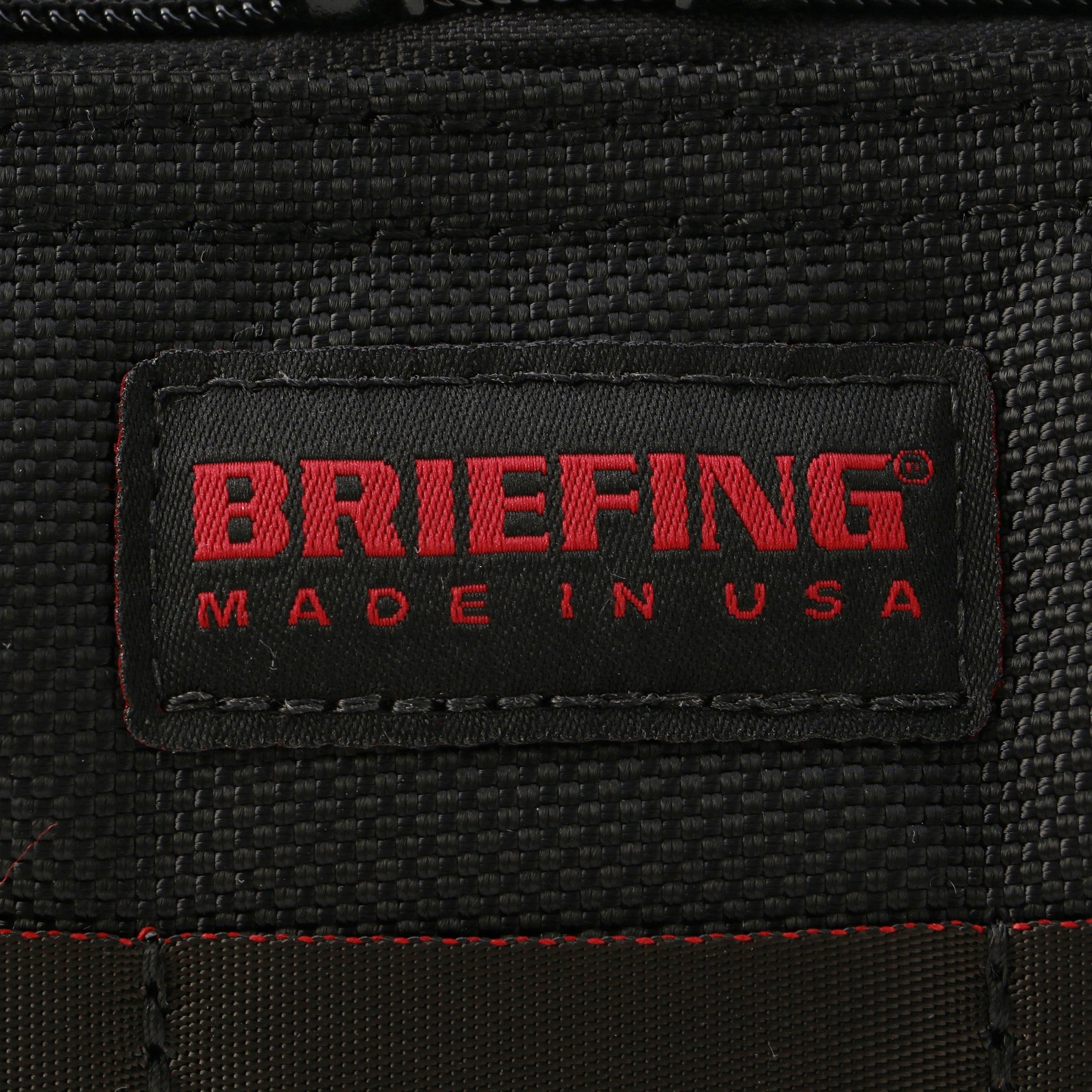 BRIEFINGが使用しているマテリアルの中で最もヘビーな、強度や耐久性,耐摩耗性に優れた「バリスティックナイロン」を採用。