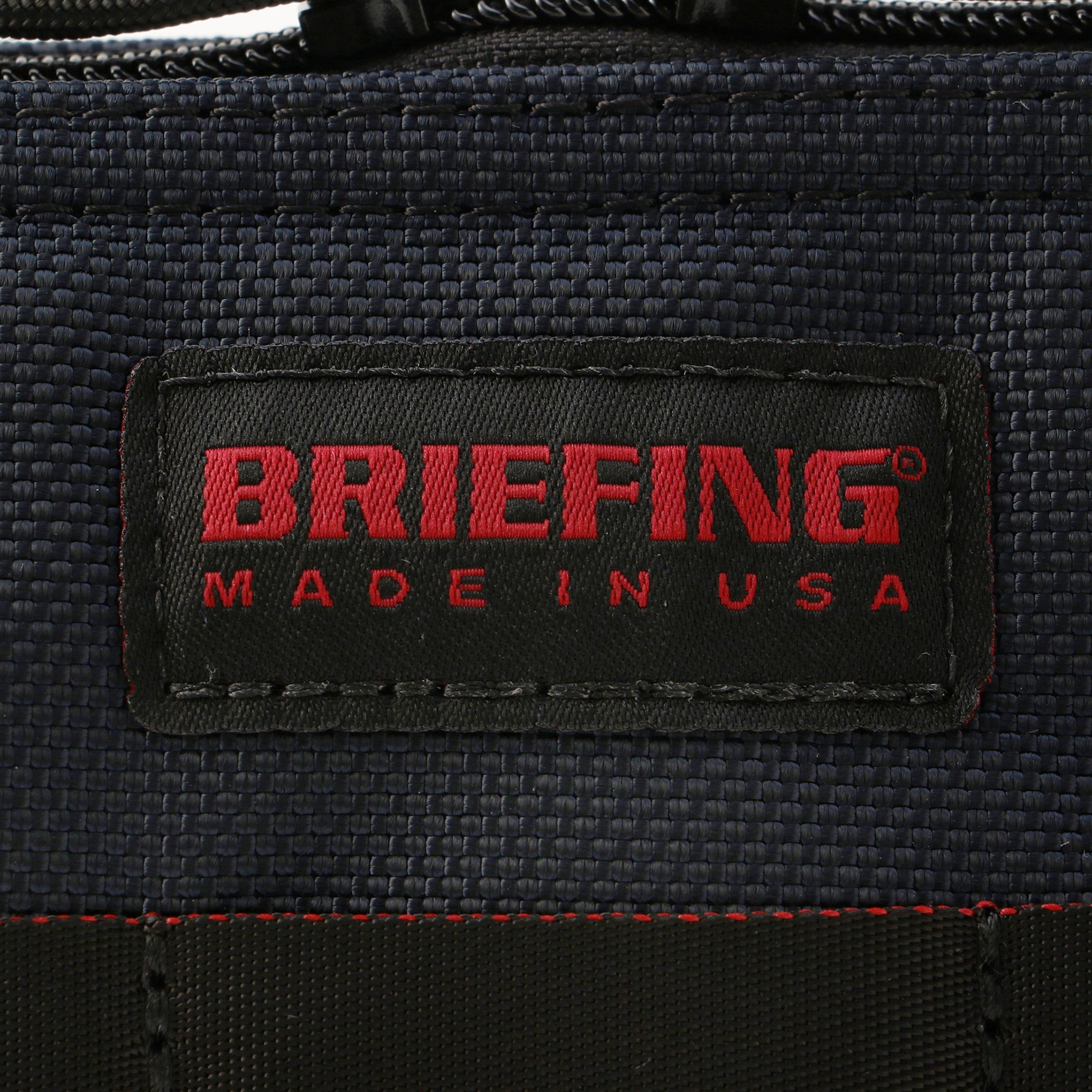 BRIEFINGが使用しているマテリアルの中で最もヘビーな、強度や耐久性,耐摩耗性に優れた「バリスティックナイロン」を採用。