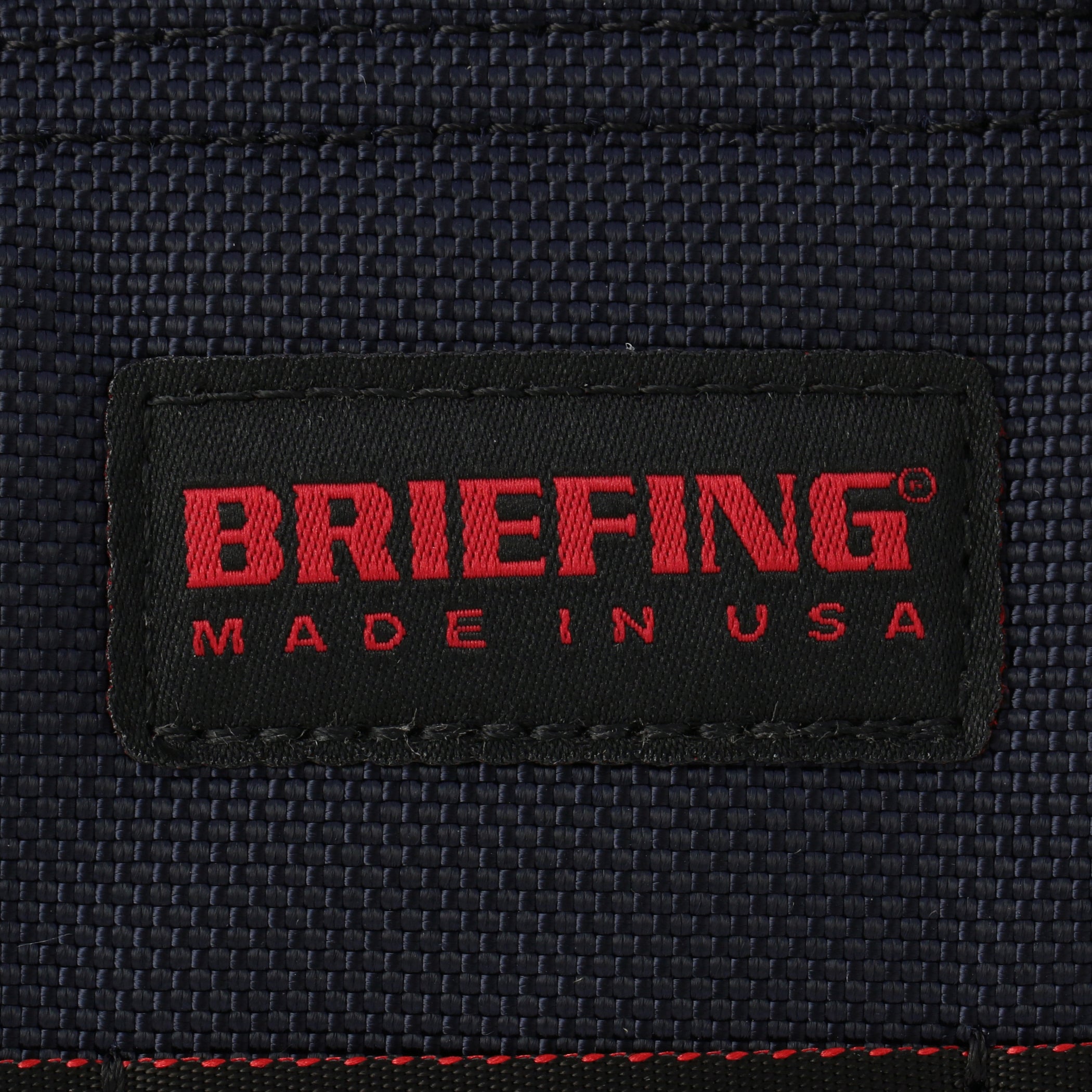 BRIEFINGが使用しているマテリアルの中で最もヘビーな、強度や耐久性,耐摩耗性に優れた「バリスティックナイロン」を採用。