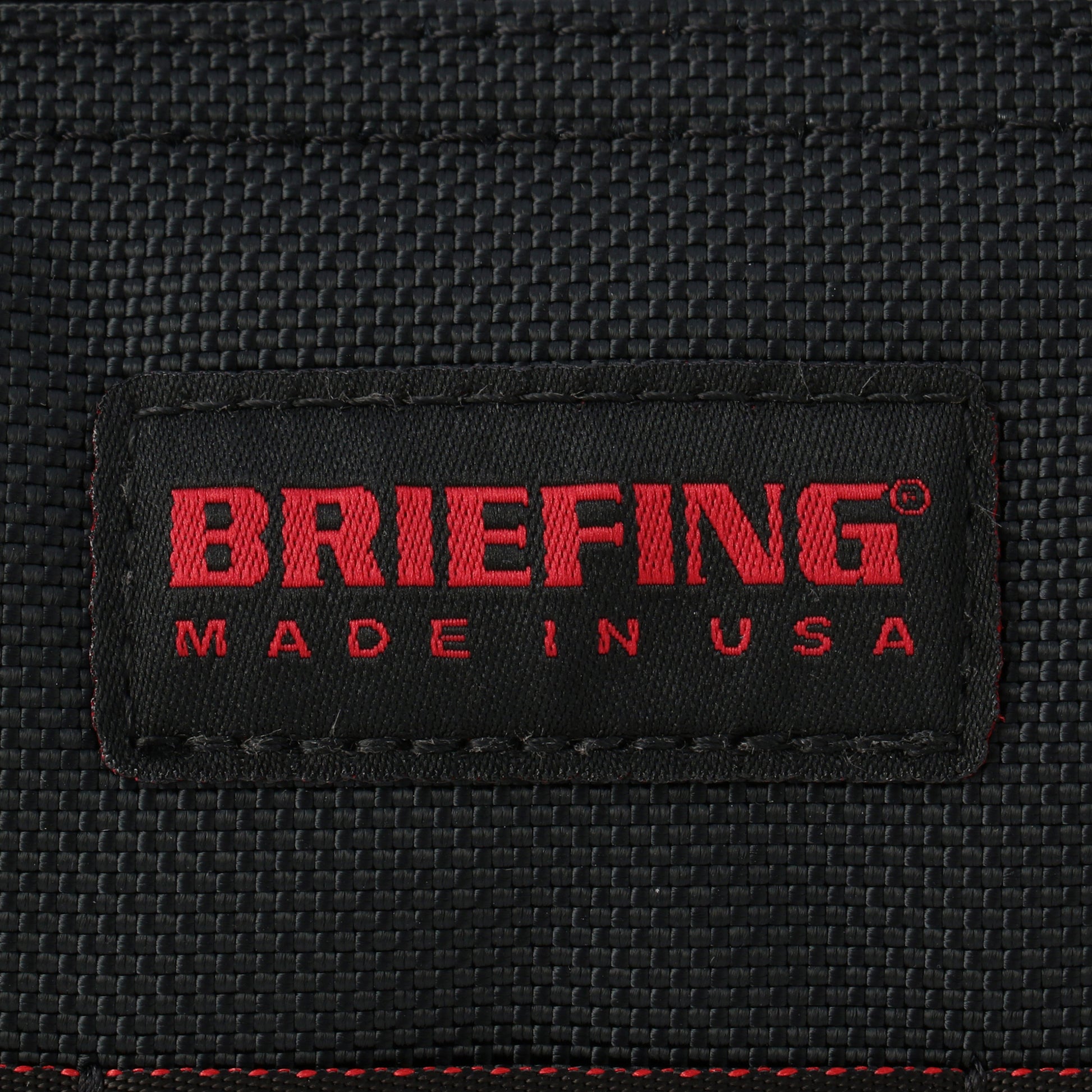 BRIEFINGが使用しているマテリアルの中で最もヘビーな、強度や耐久性,耐摩耗性に優れた「バリスティックナイロン」を採用。