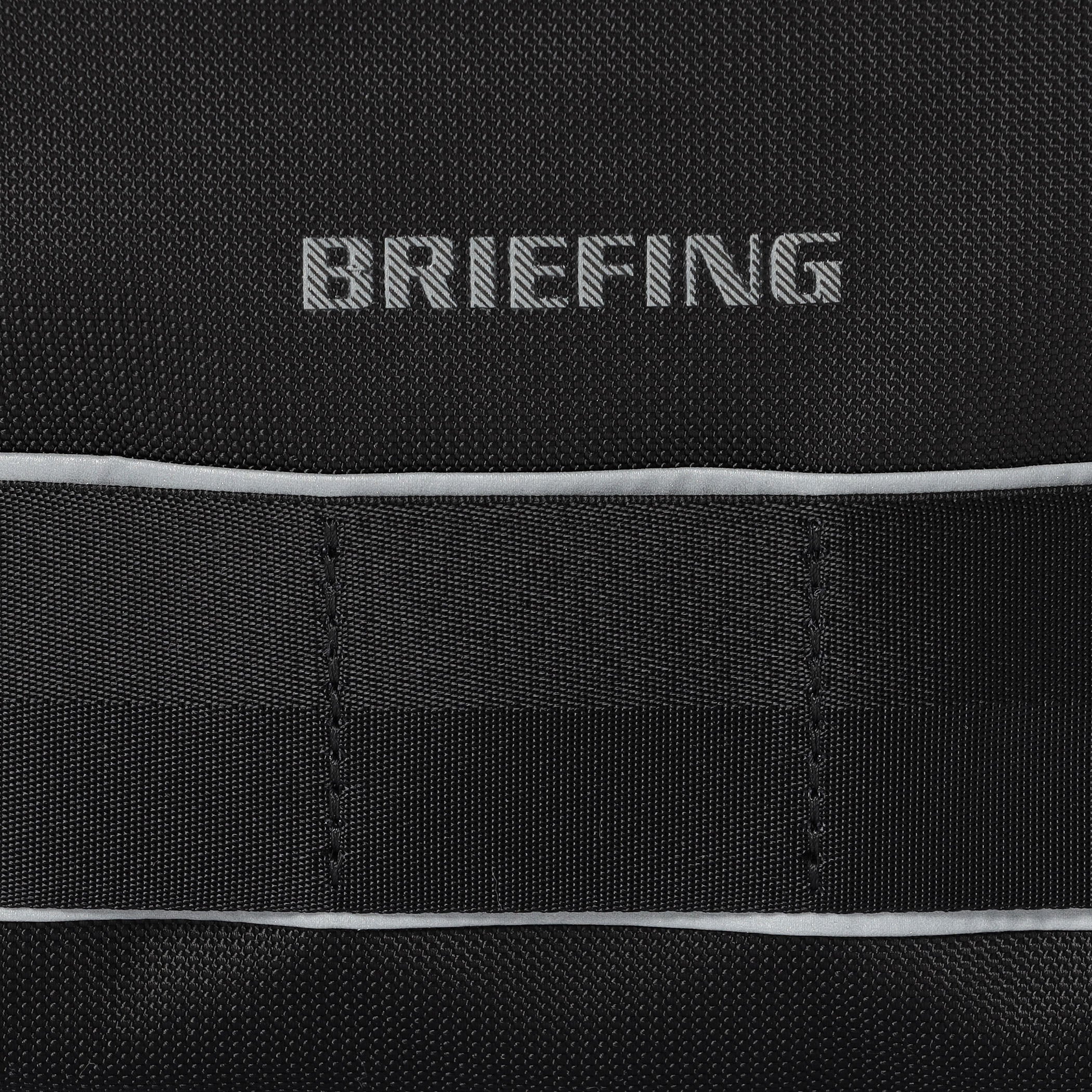 夜間時の移動に配慮し、フロントのBRIEFINGロゴとウェビングテープの下側はリフレクター仕様に。