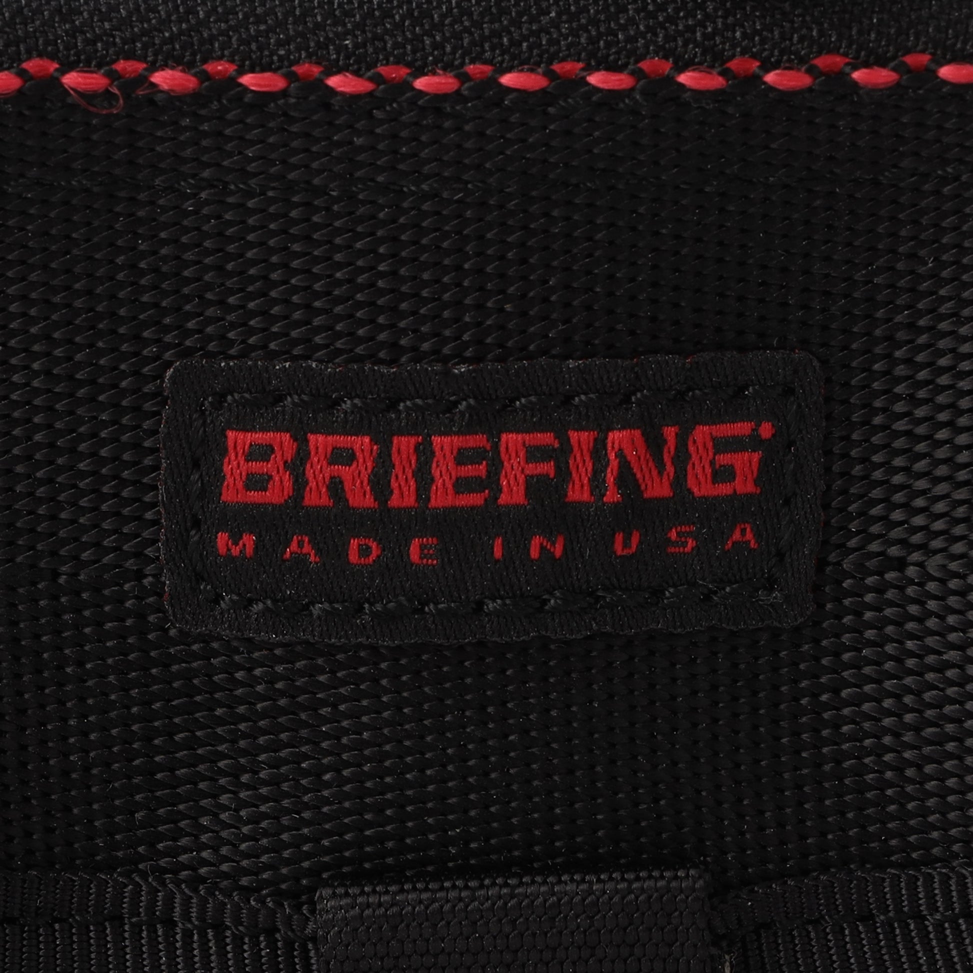 BRIEFINGが使用しているマテリアルの中で最もヘビーな、強度や耐久性、耐摩耗性に優れた「バリスティックナイロン」を採用。