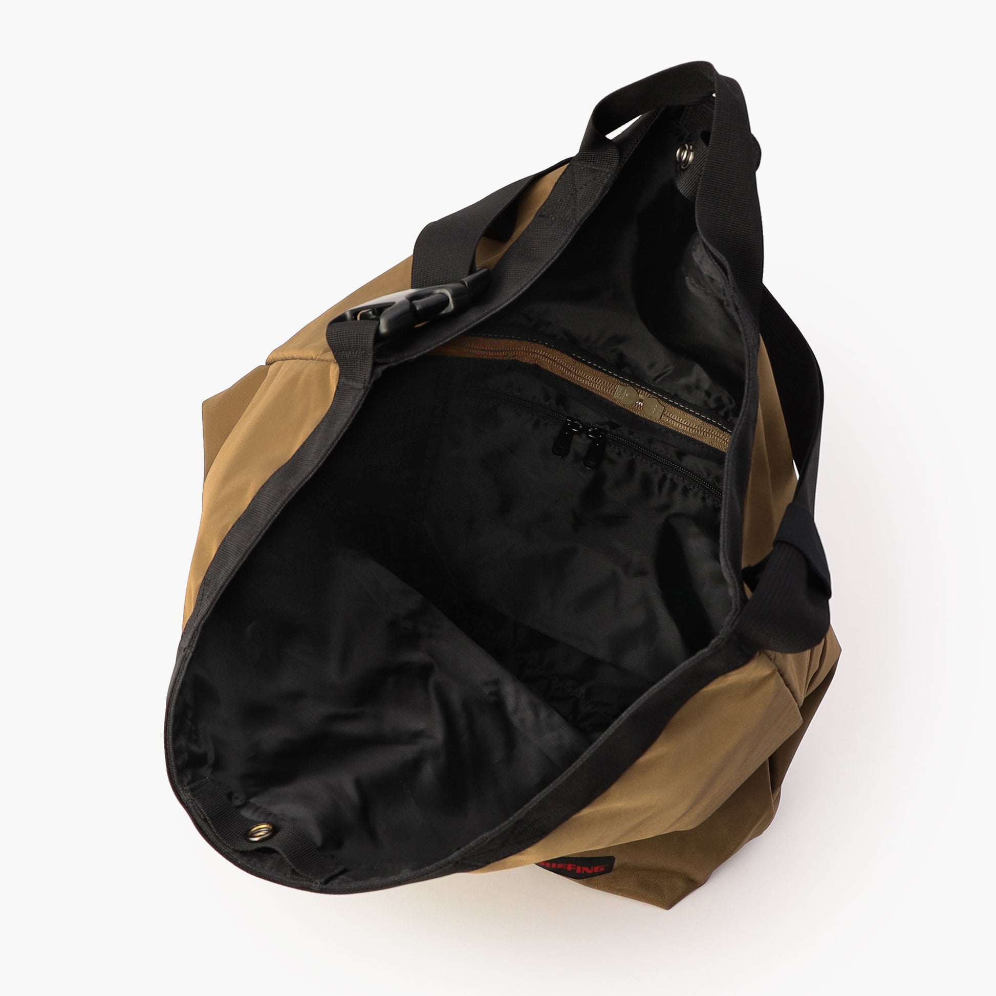 開口部が大きく開くので、荷物の出し入れがしやすい。内装には小物収納に便利なジップポケットを搭載。