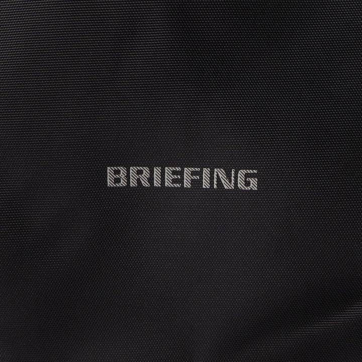 夜間時の移動に配慮し、フロントのBRIEFINGロゴとウェビングテープのステッチはリフレクターを採用。