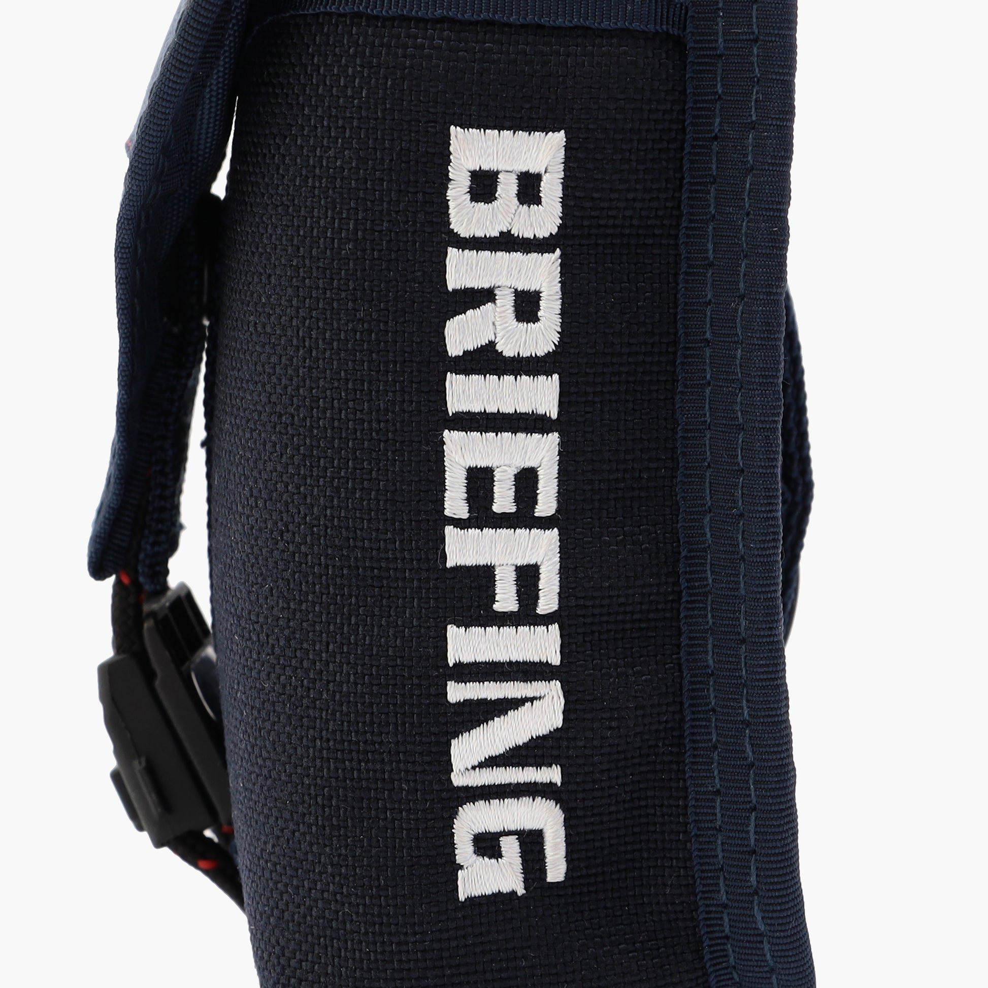サイドに刺繍であしらったBRIEFINGロゴがさりげないアクセントに。