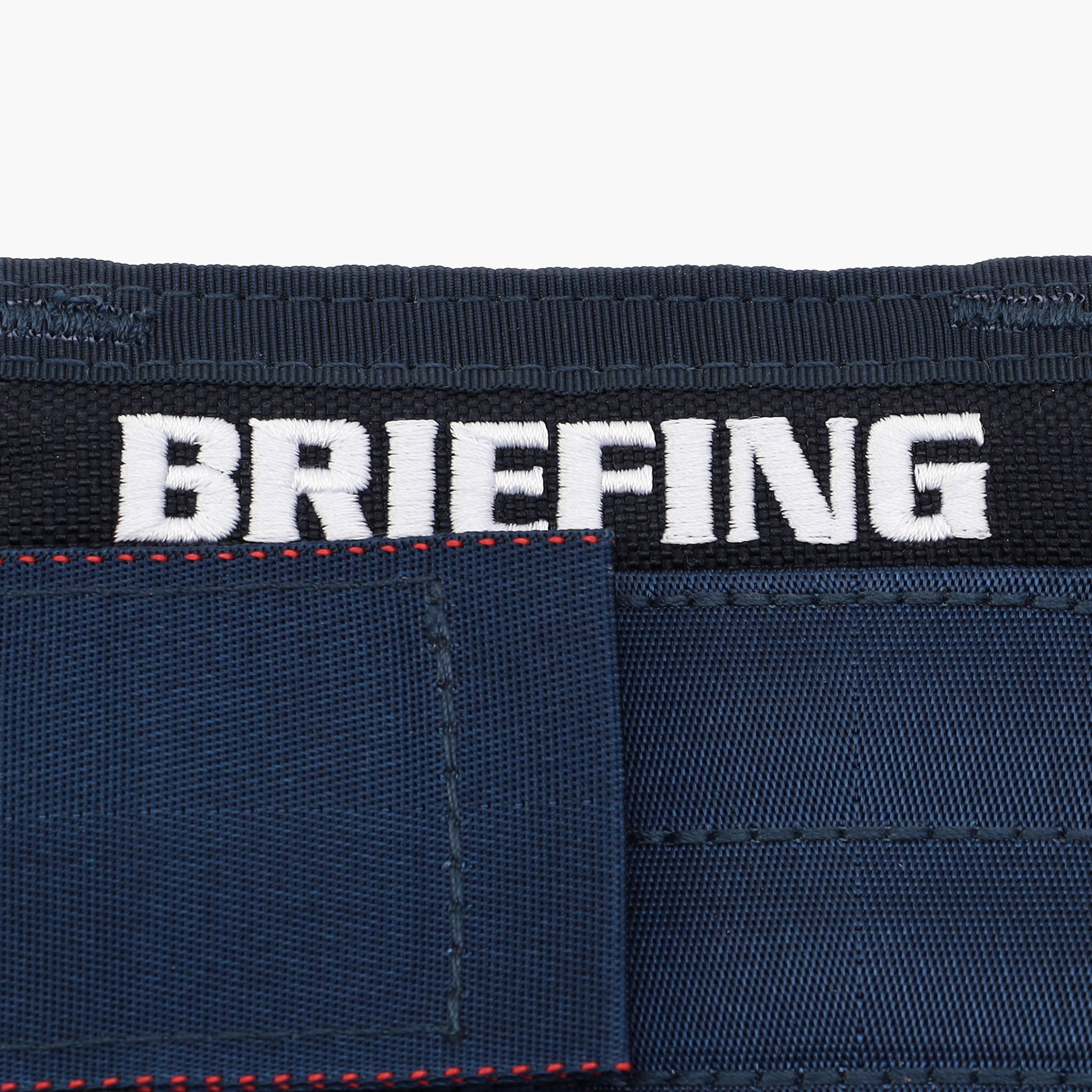 本体に刺繍で配したBRIEFINGロゴがさりげないアクセントに。