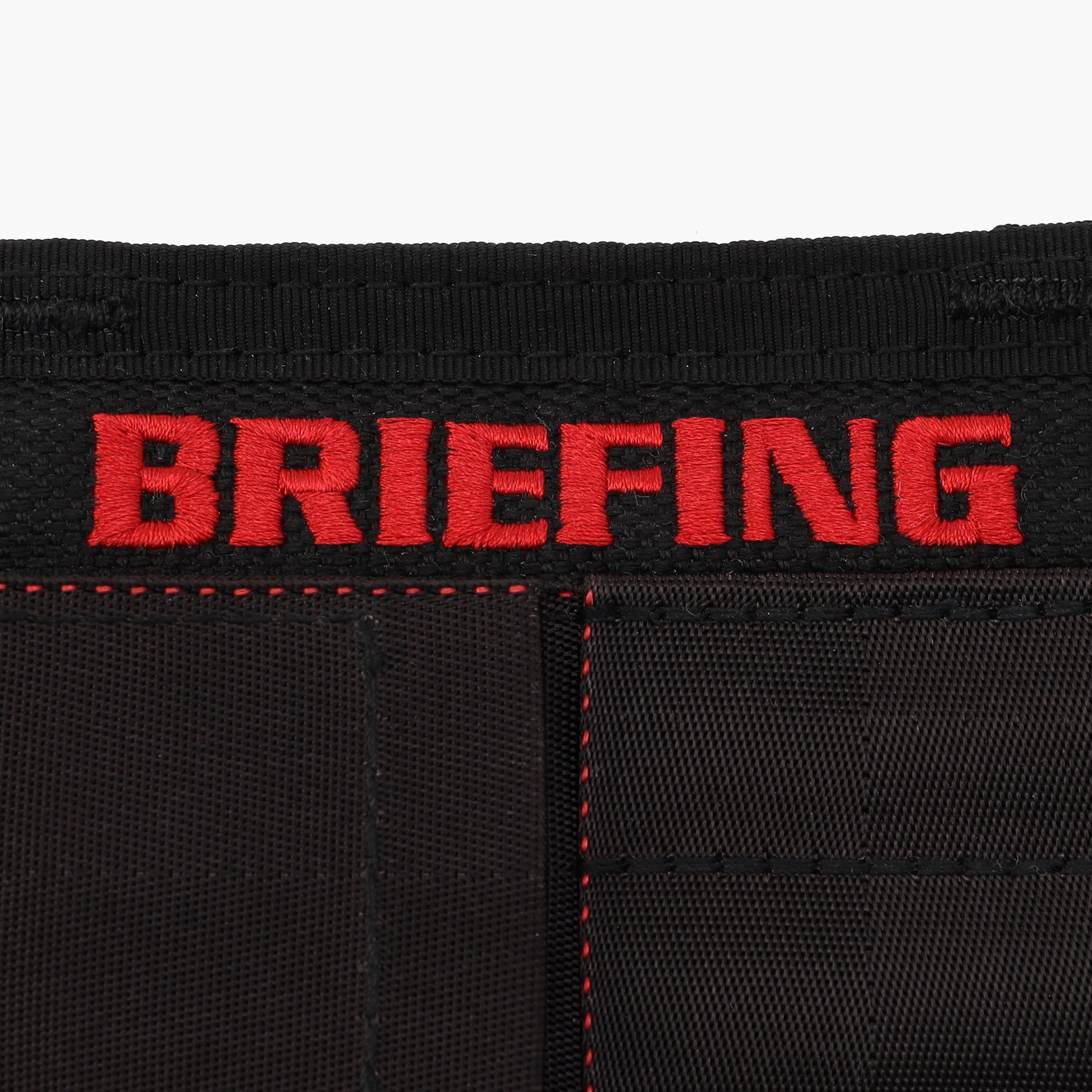 本体に刺繍で配したBRIEFINGロゴがさりげないアクセントに。