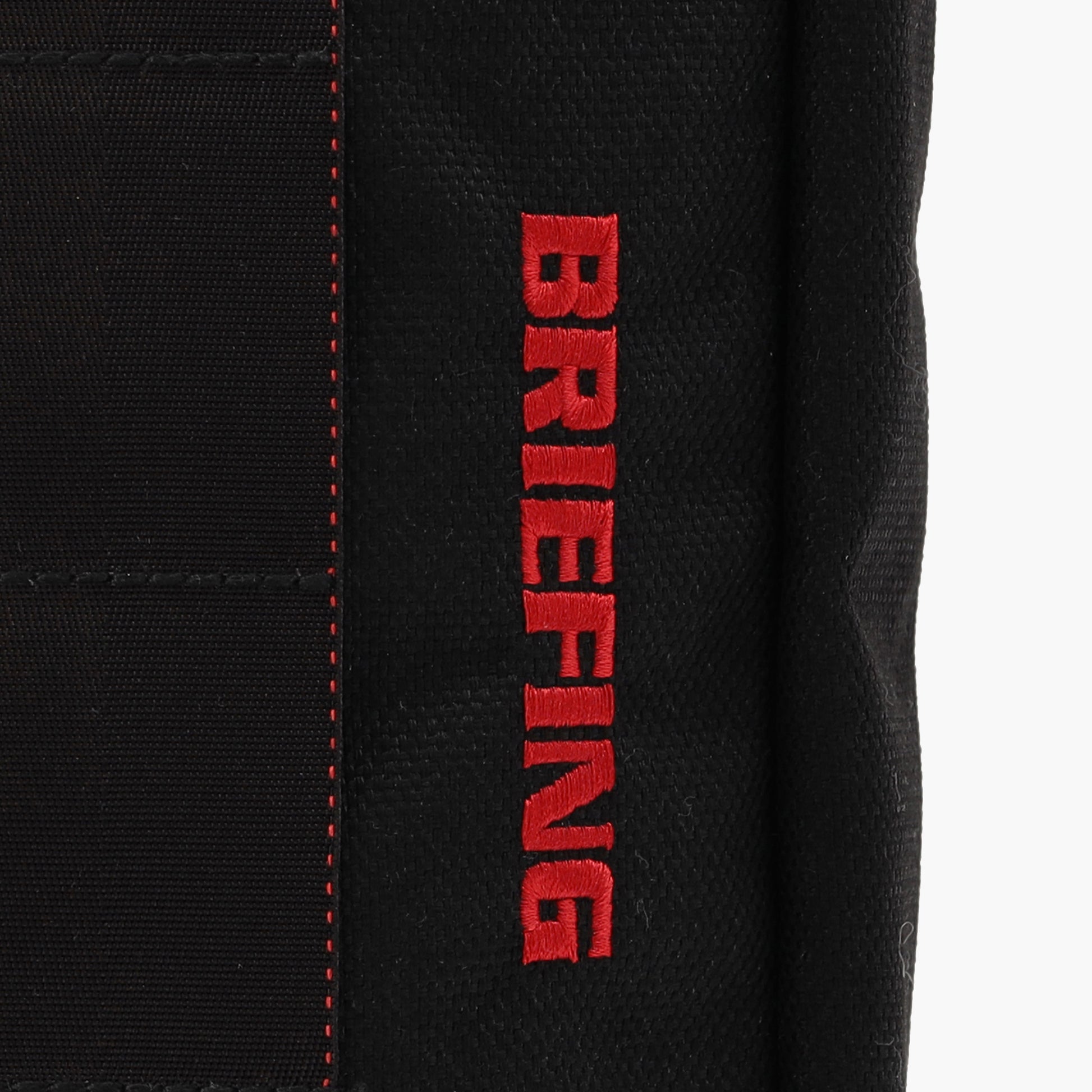 本体に刺繍であしらったBRIEFINGロゴが、さりげないアクセントに。