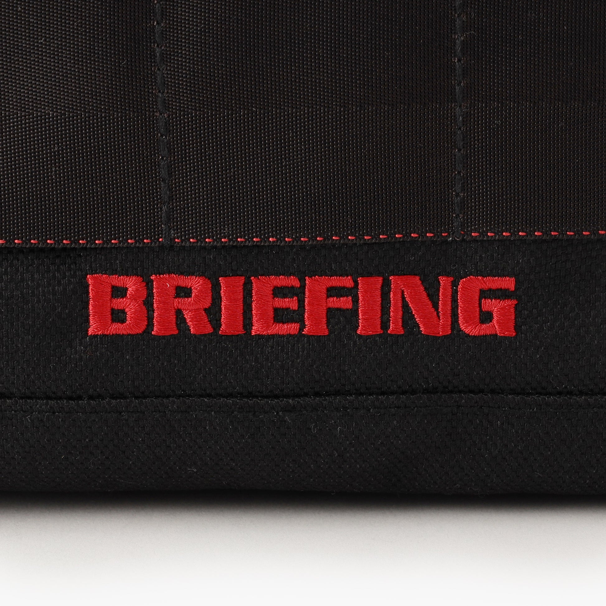 フロントに刺繍であしらったBRIFINGロゴが、さりげないアクセントに。